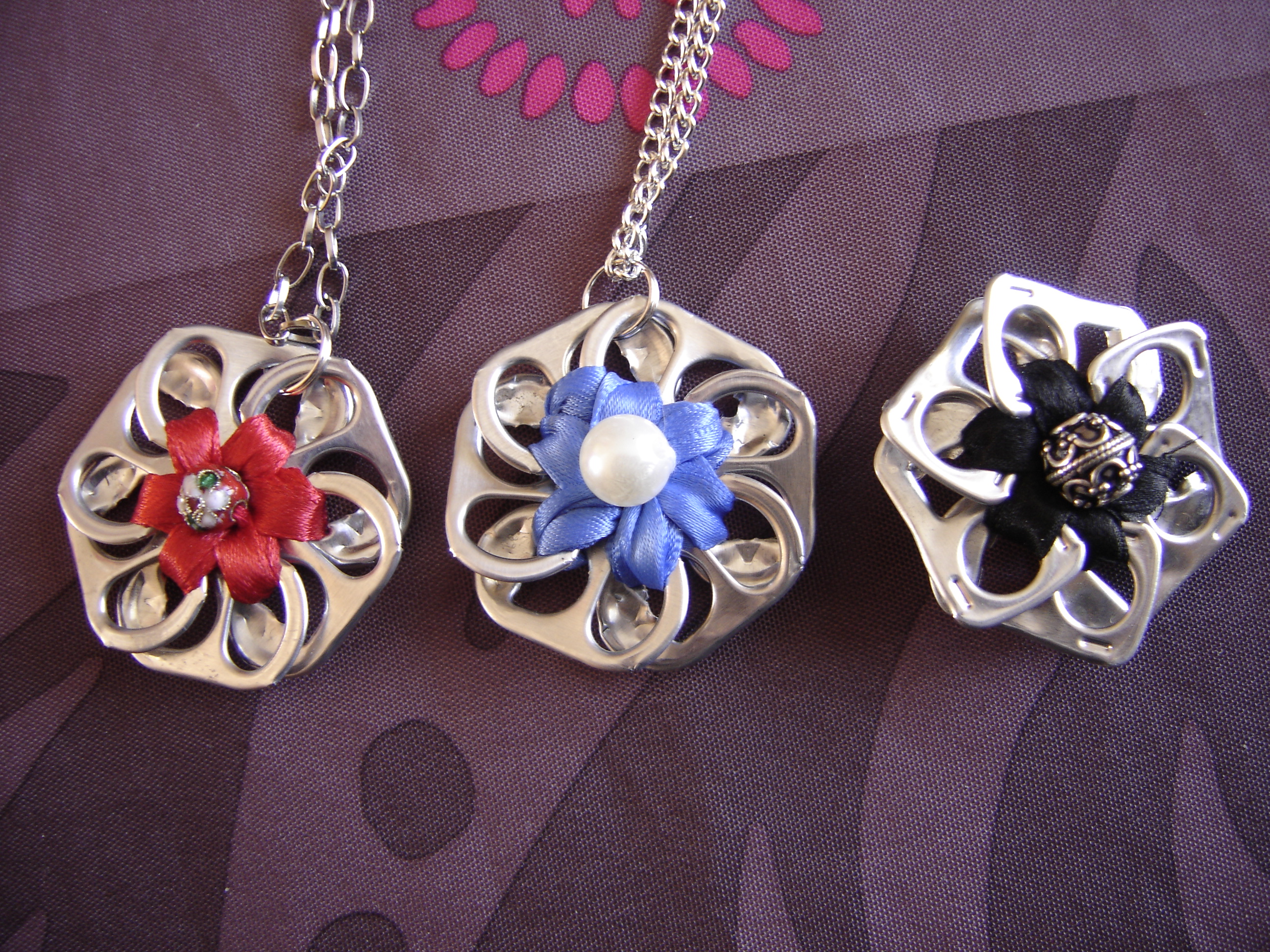 pendentifs réalisés avec des languettes de canettes 10euros