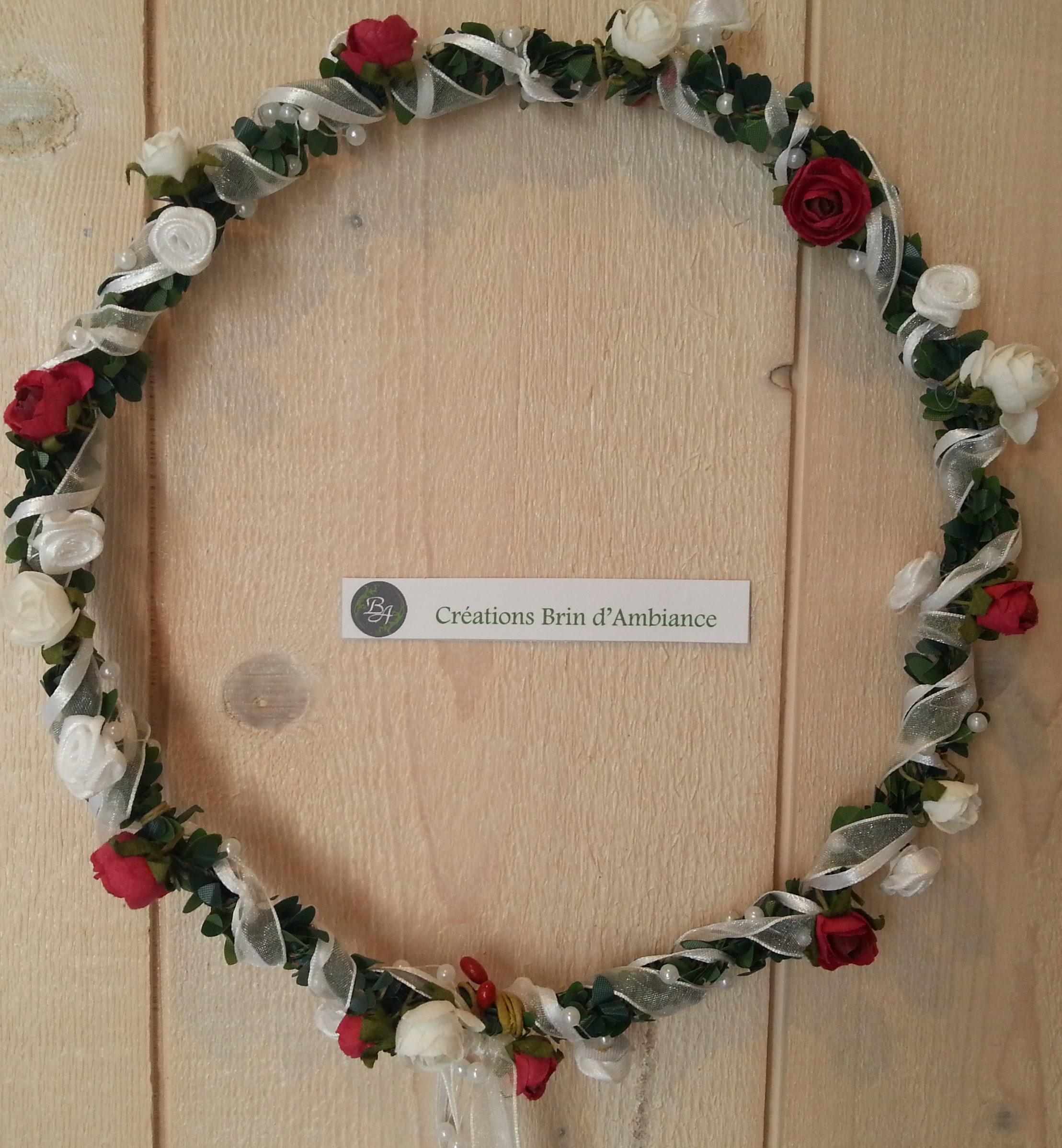 1 couronne fleurs rouges et ruban blanc avec perles et fleurs en satin2