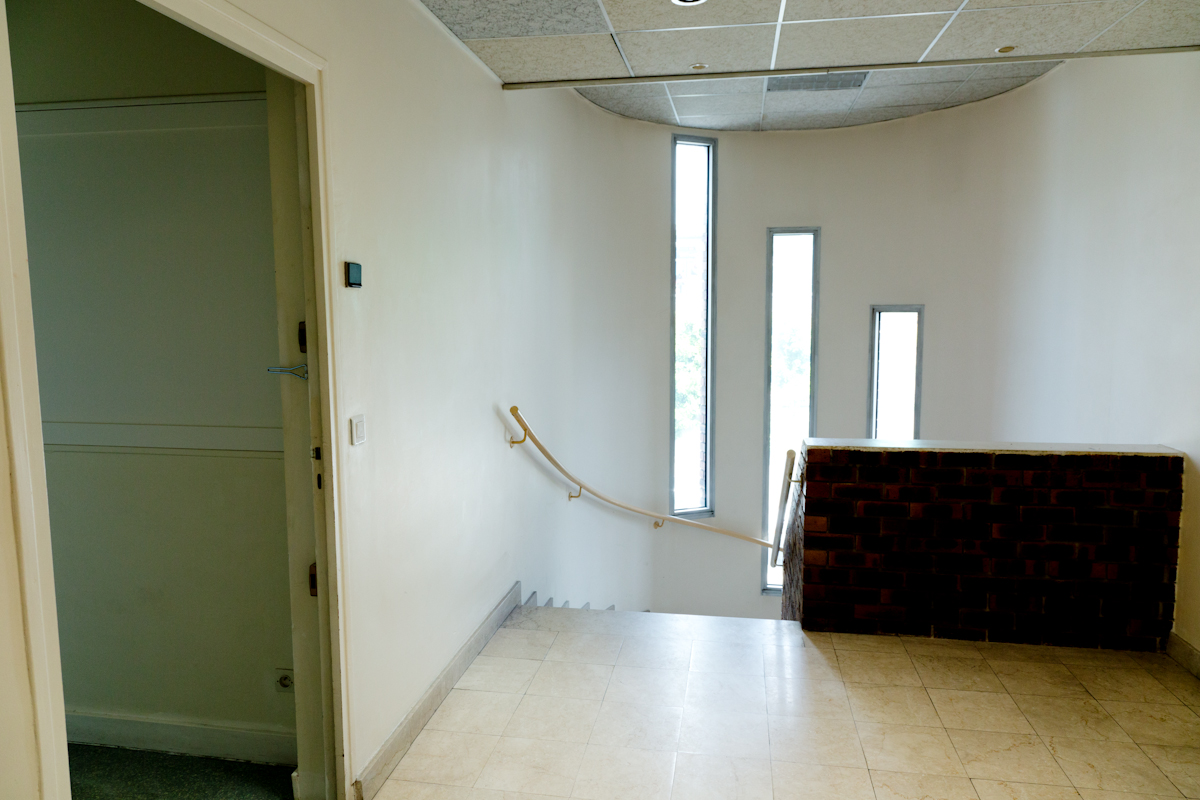 PALIER 1ER ETAGE
1ère salle à droite à louer