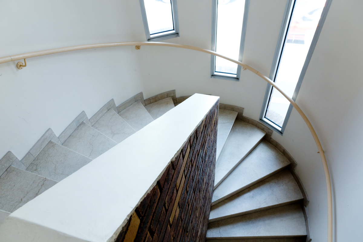 ESCALIER AGREABLE, LARGE DE 1,20M EN MARBRE avec main courante, LUMINEUX
