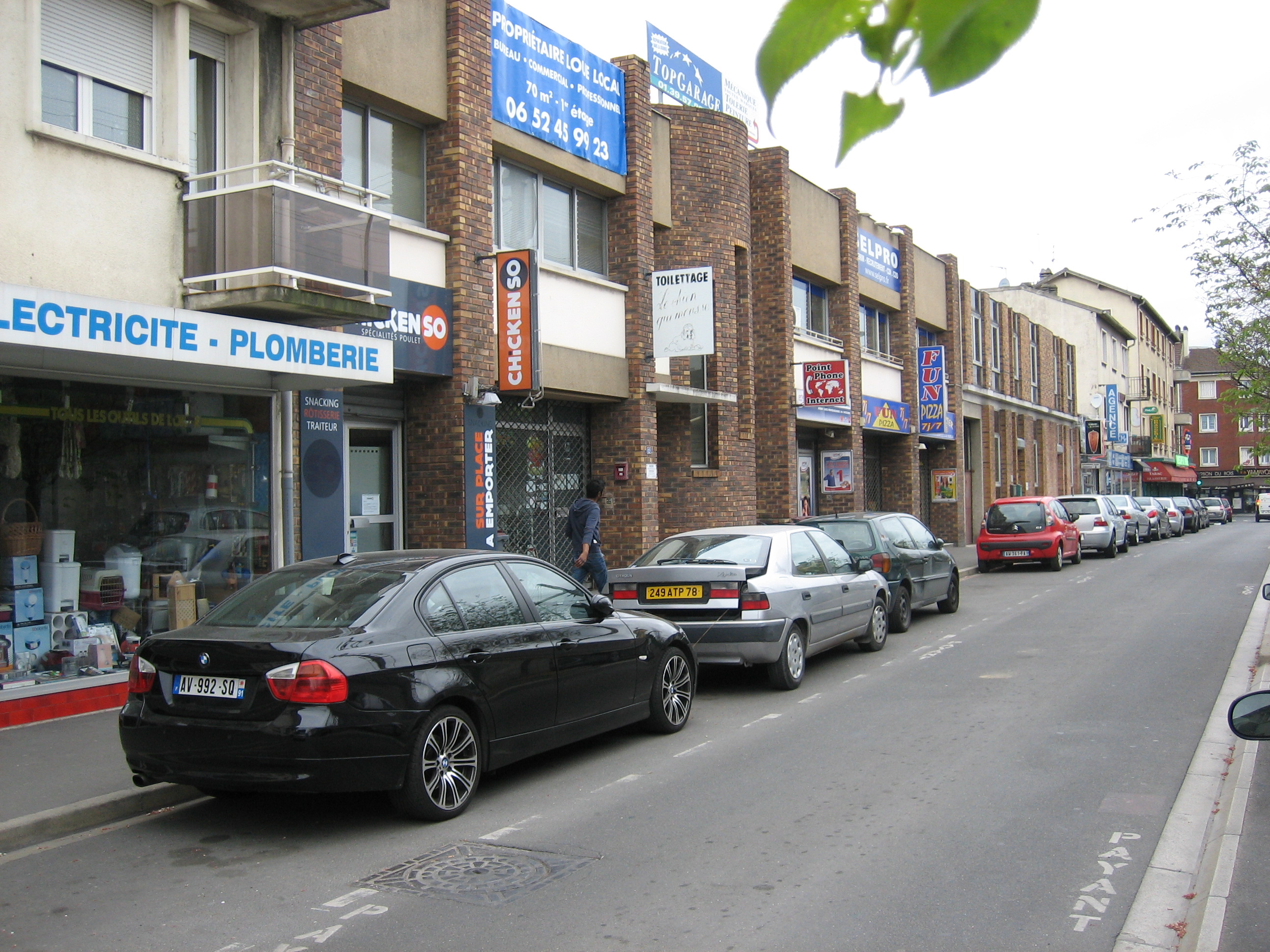 12 RUE TURGOT CENTRE VILLE 100M FACE A LA GARE de                        SARTROUVILLE 60 000 HABITANTS