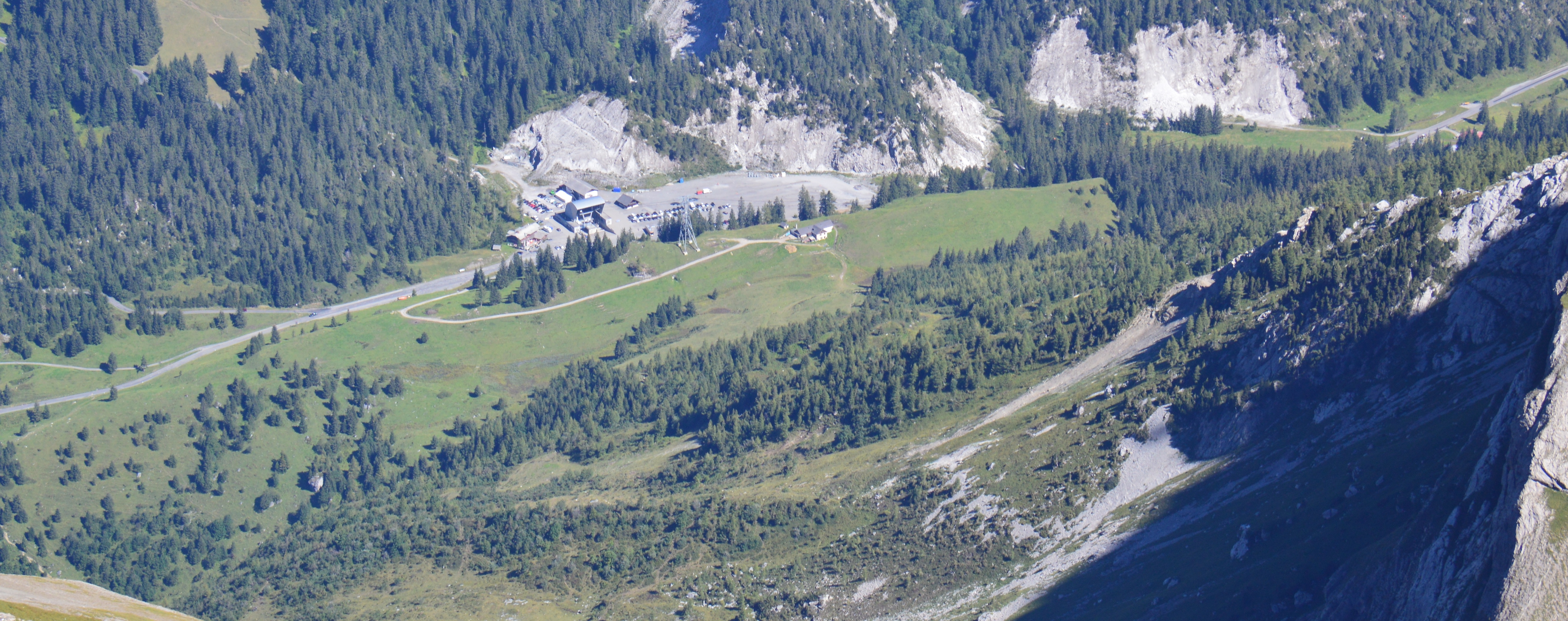 Col du Pillon (1546 m.) / Départ du téléphérique menant au Glacier 3000