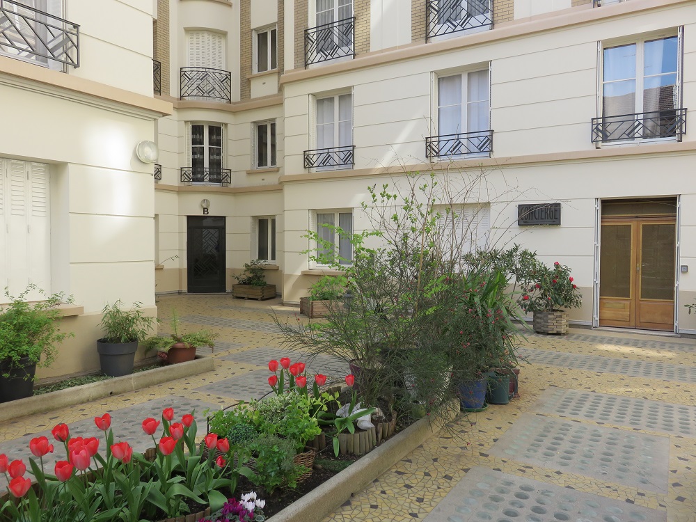 Entree immeuble fleuri 2308