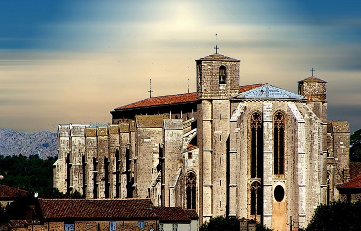 Vue arriere de la basilique de Saint Maximin