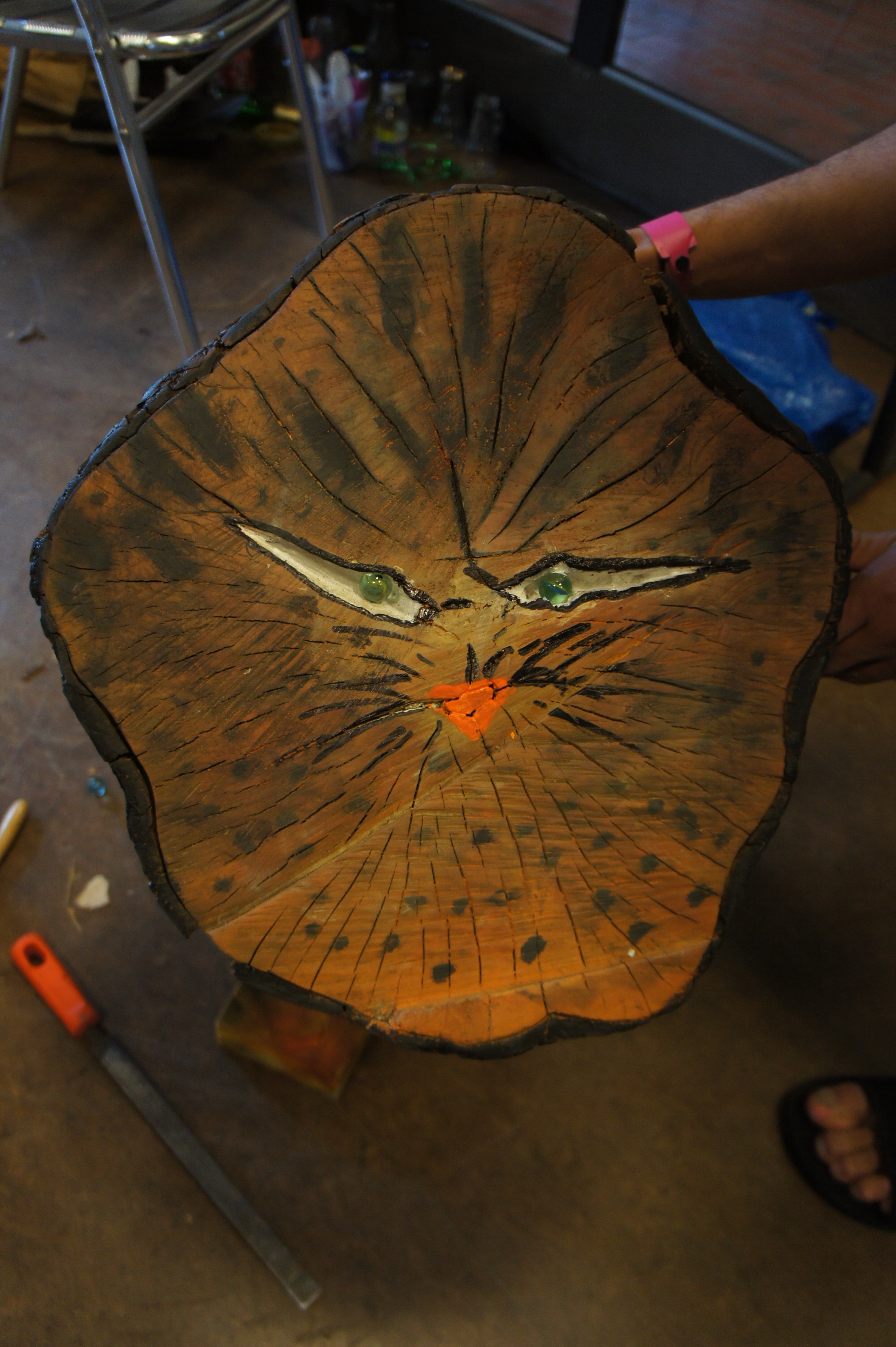 Le rondin avait ces fentes naturelles qui ont donné l'idée du chat à l'artiste Abderrazak.