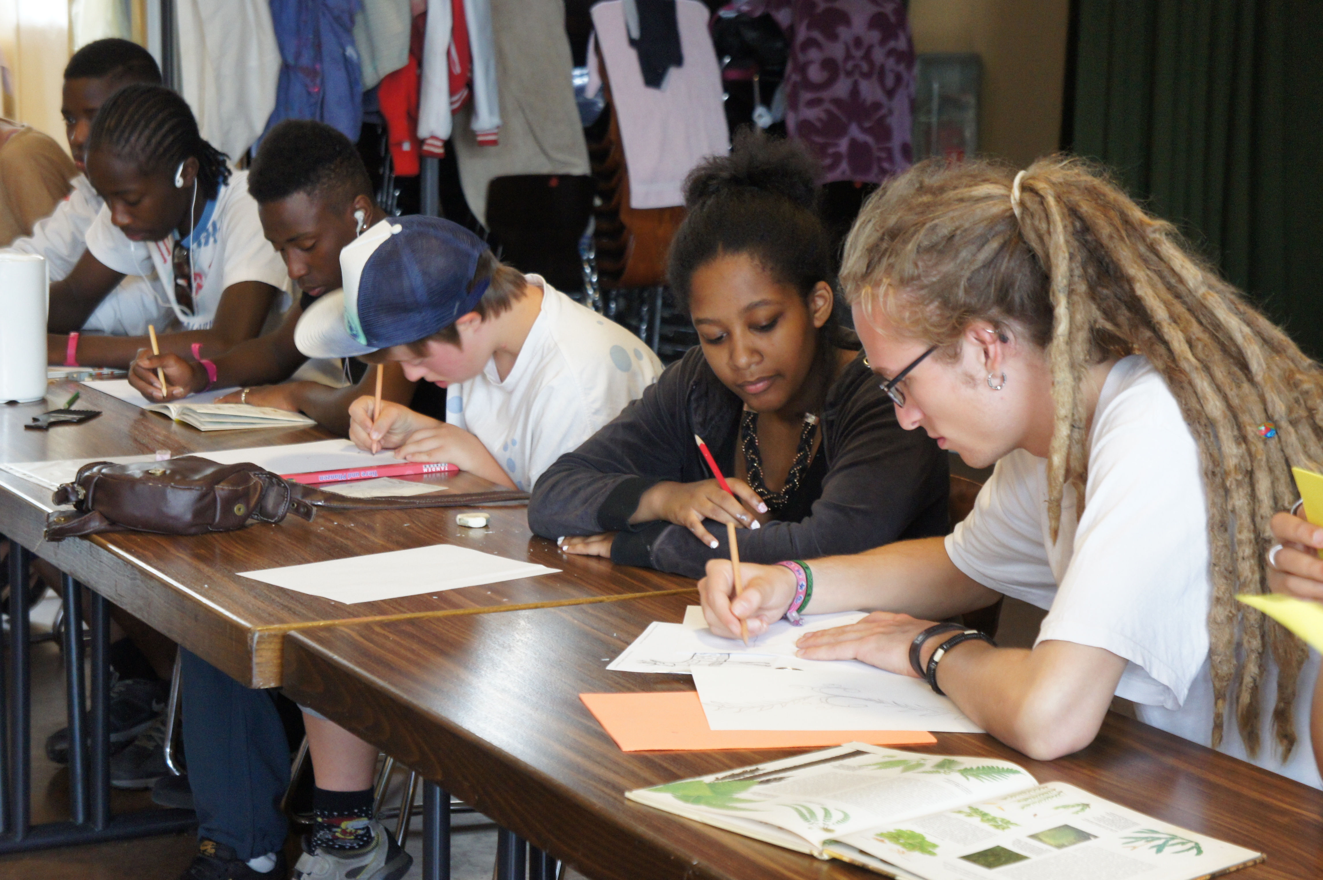 Lenni montrant ses talents à Mounia