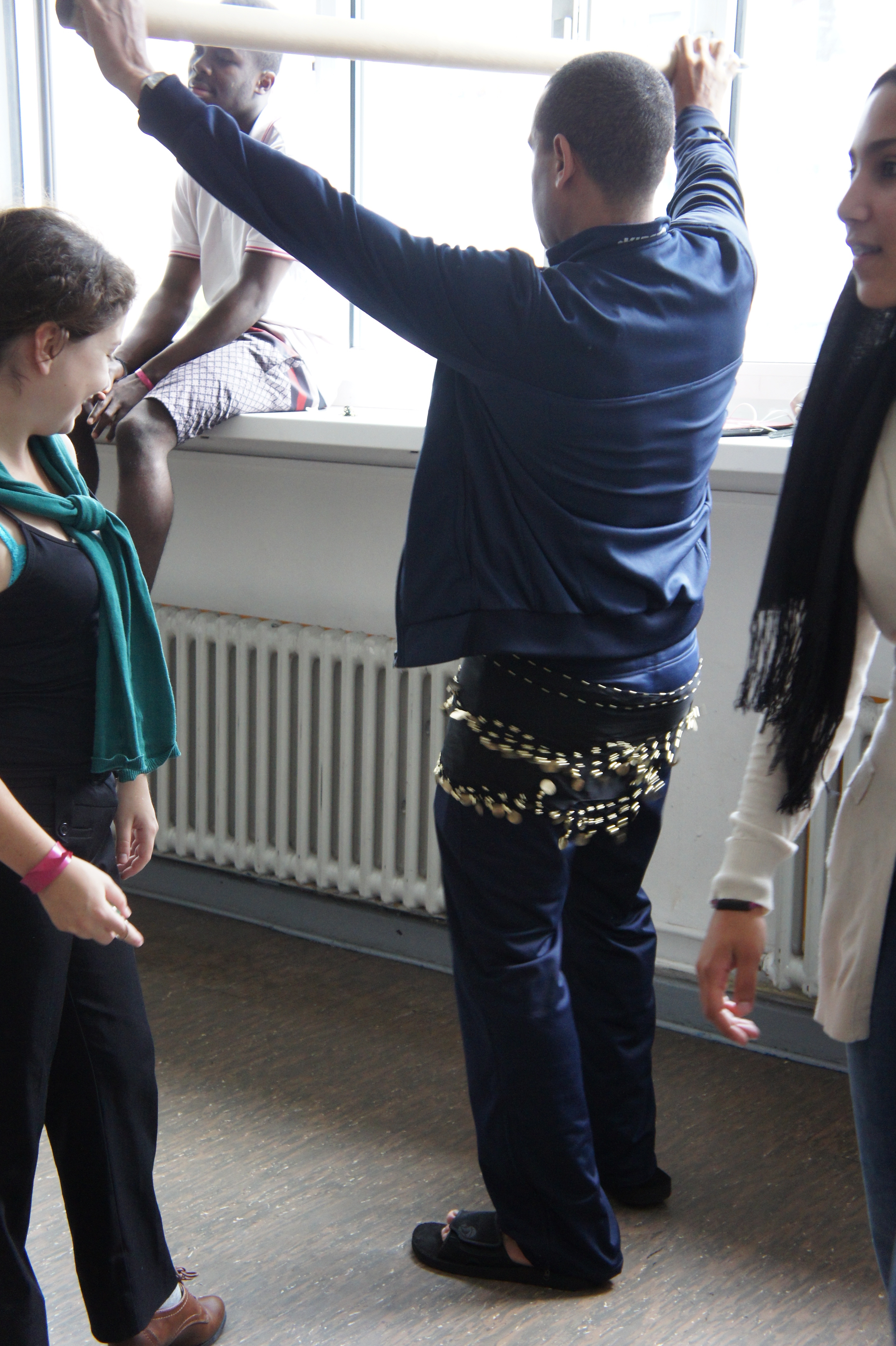 Audrey admirative devant la danse du ventre d'Abderrazak