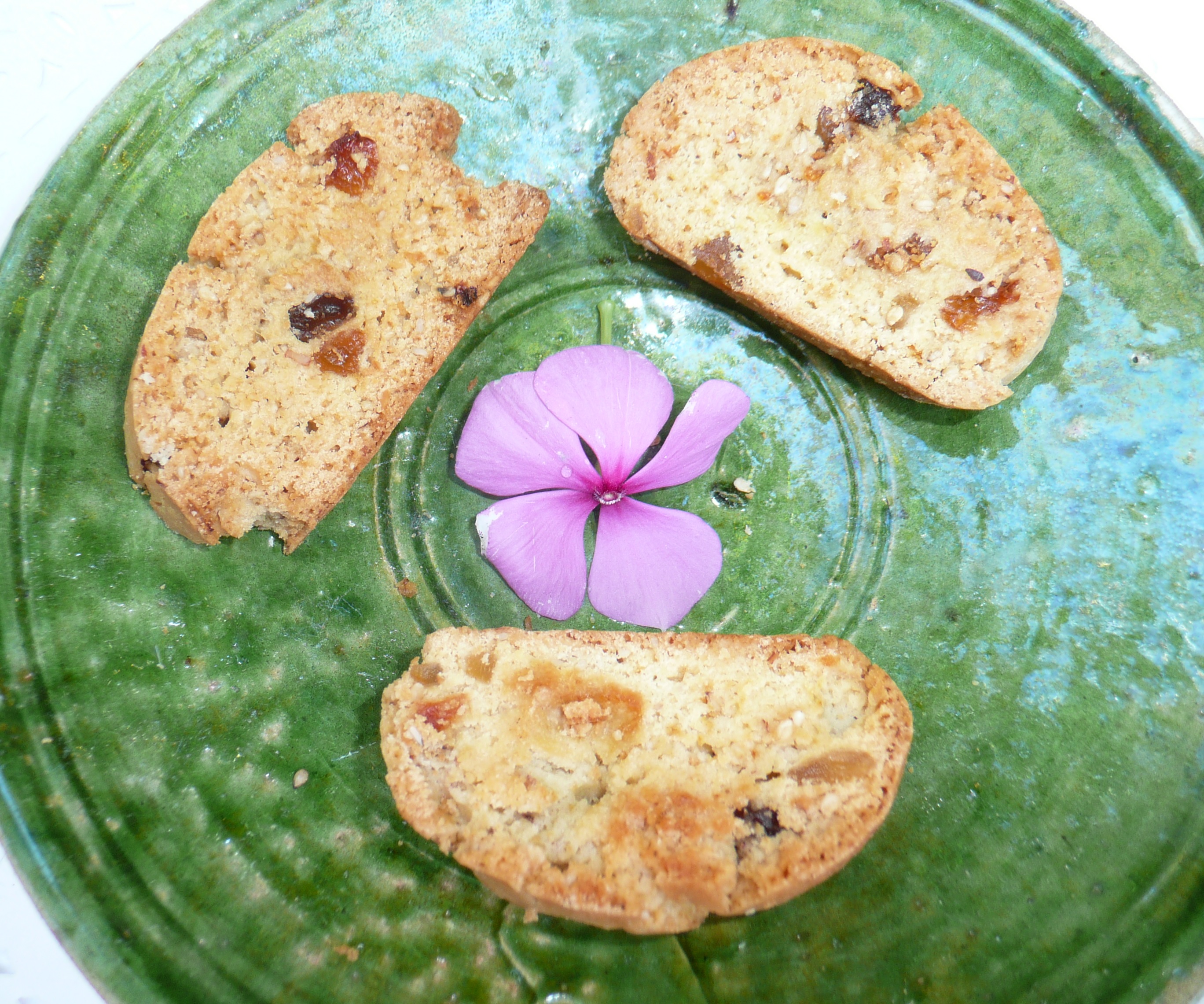 Feqqas aux amandes, raisins secs et gingembre