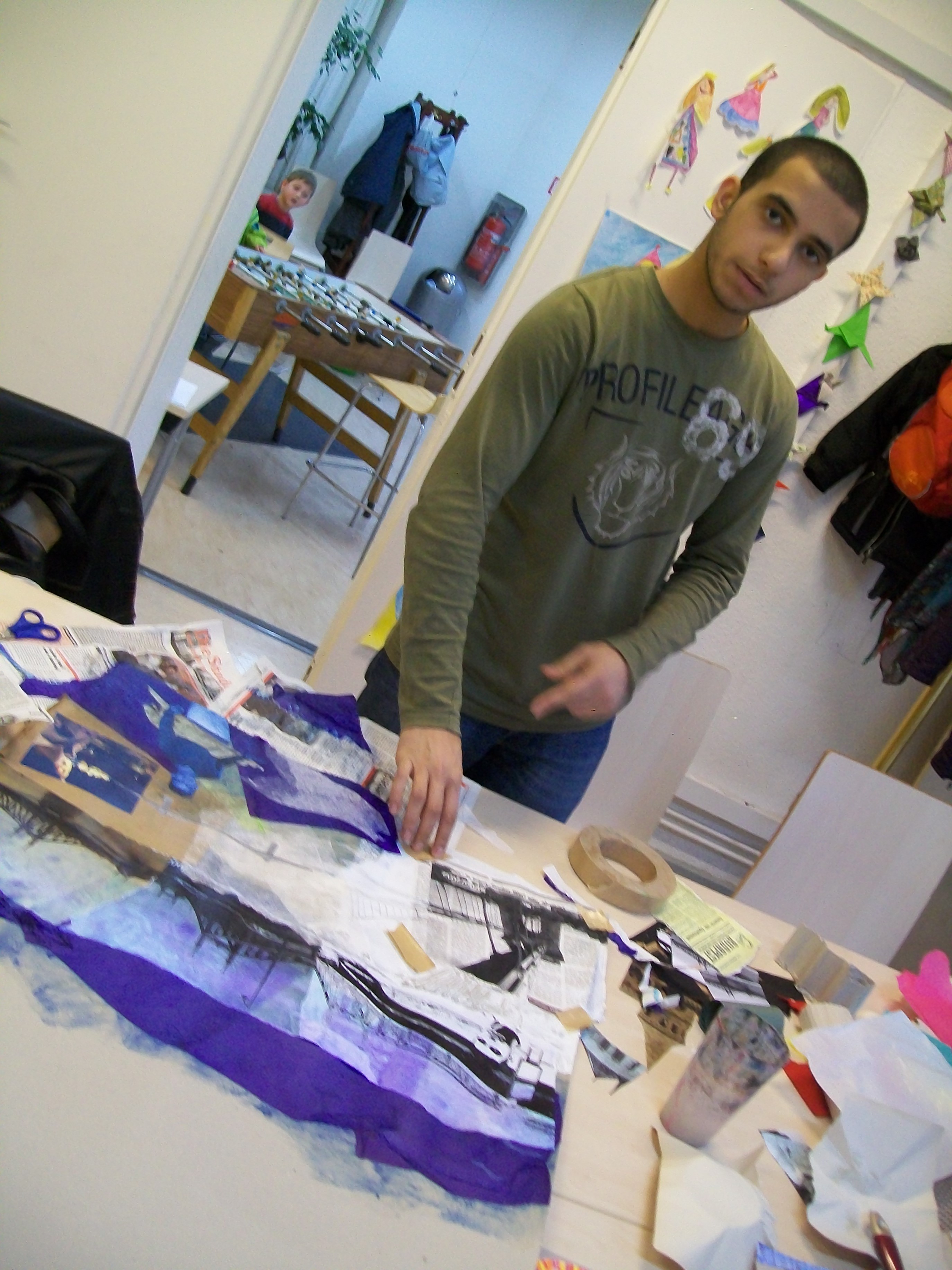 Sumair, l'animateur de cet atelier, donne ses explications.