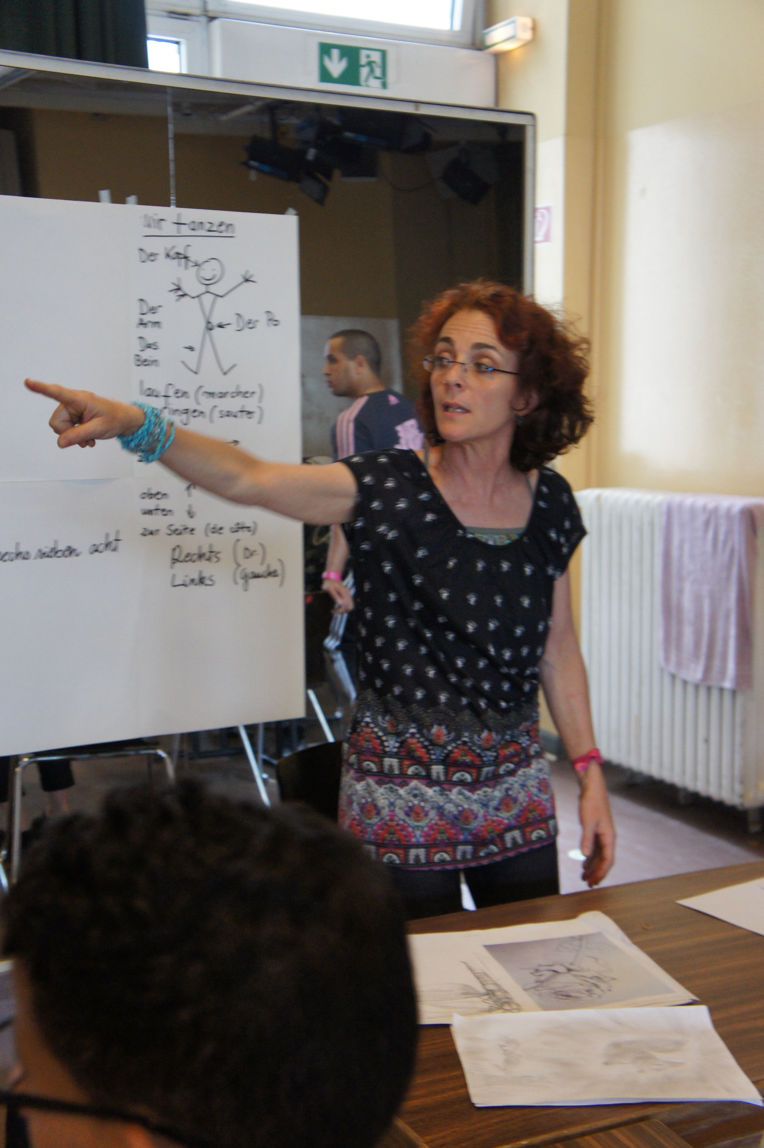 Derrière Malaurie, qui joue à la professeure, les affiches des mots allemands appris pendant le séjour.