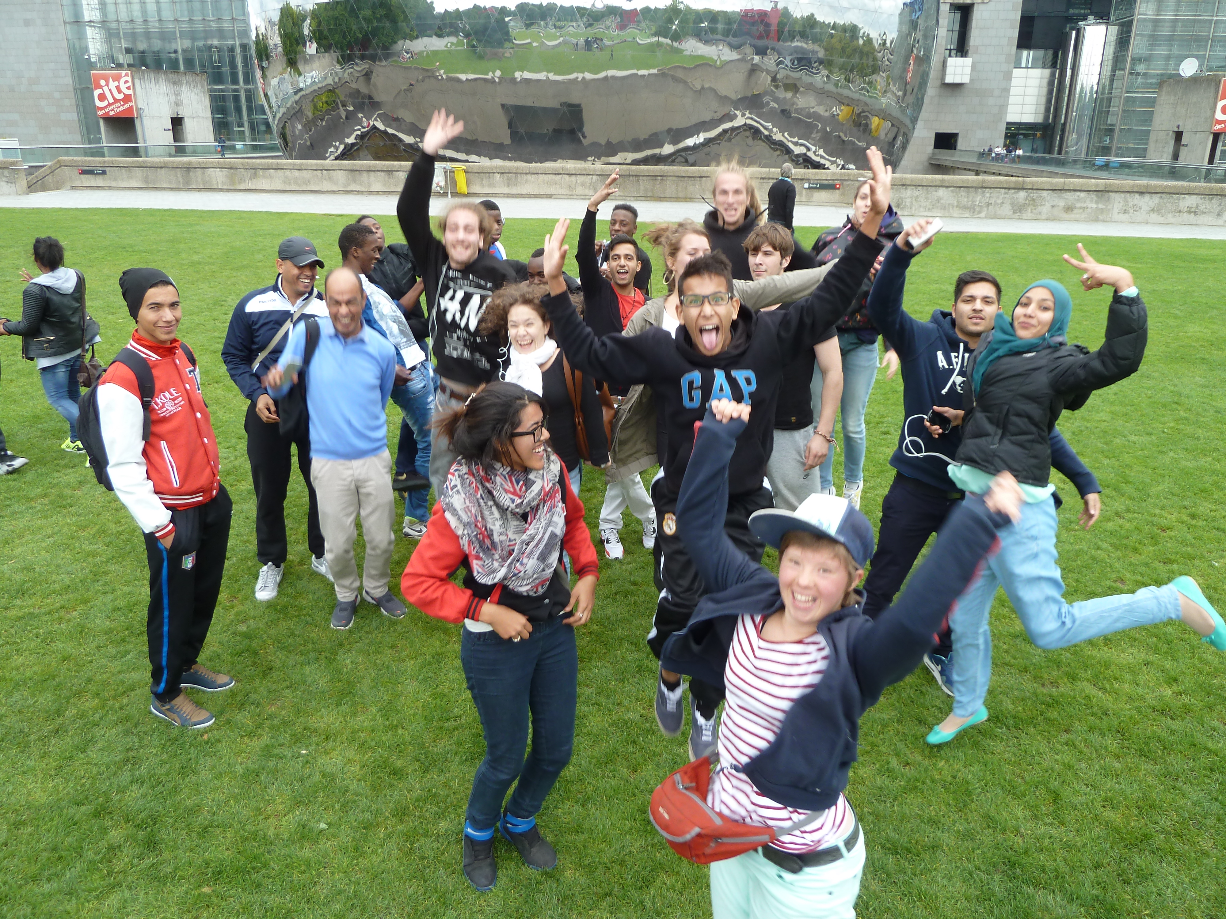 Un bout de troupe en délire, devant la Géode à Paris