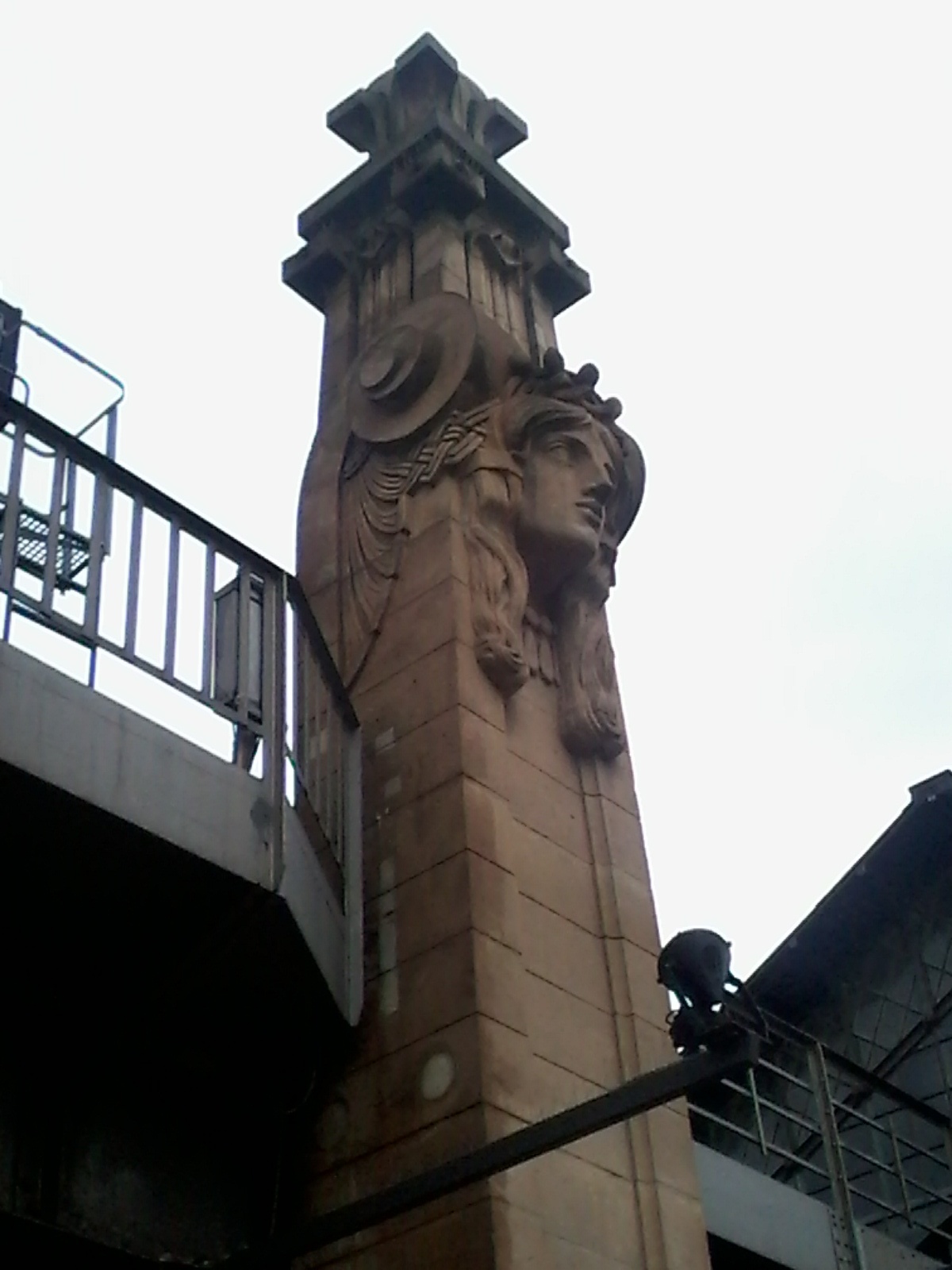 Une colonne de métro à Bulowstraße
