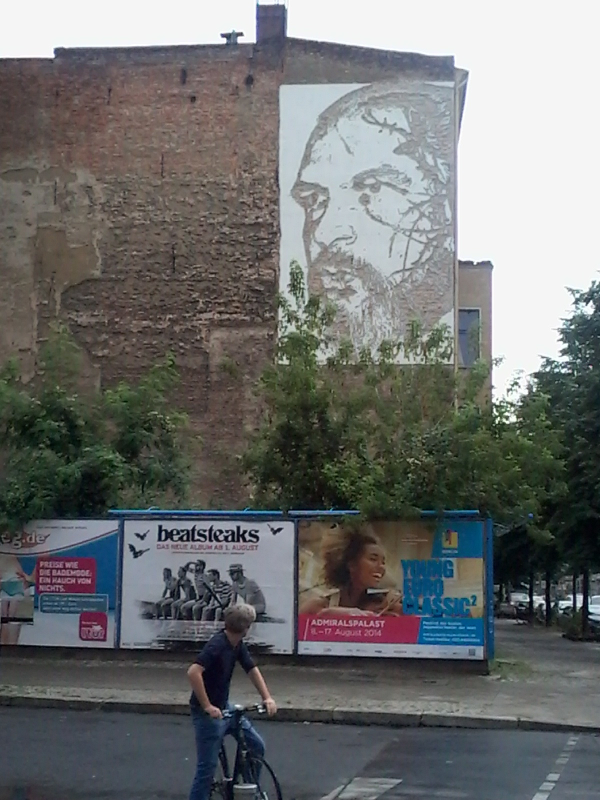 Street art à Potsdamerstraße - Portrait d'un videur de boîte connu à Berlin