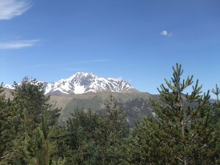 A PÂQUES, TRES BELLE VUE SUR LE MASSIF DE L'ARBIZON  QUI CULMINE A 2831 M.