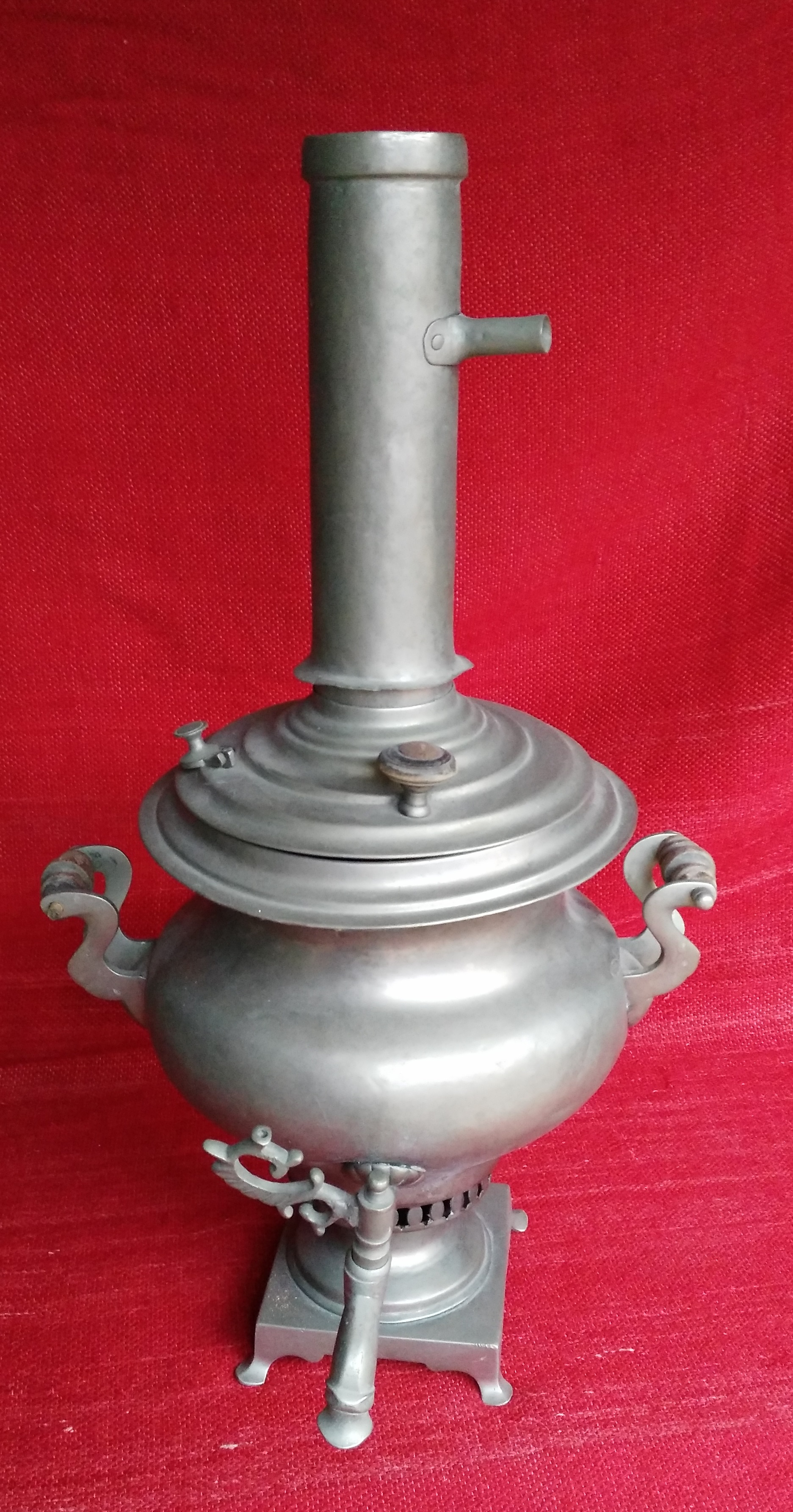 BABOR ( chauffe eau à charbon pour le thé )
Age : environ 100 ans