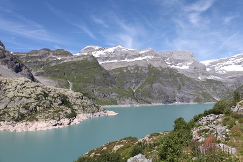 Paysage bucolique et enchanteur bordant le lac d'Emosson