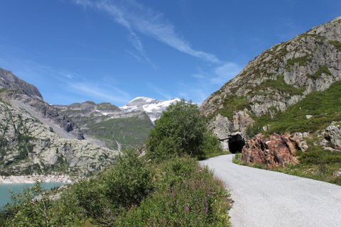 Chemin entre les deux tunnels bordant le lac d'Emosson