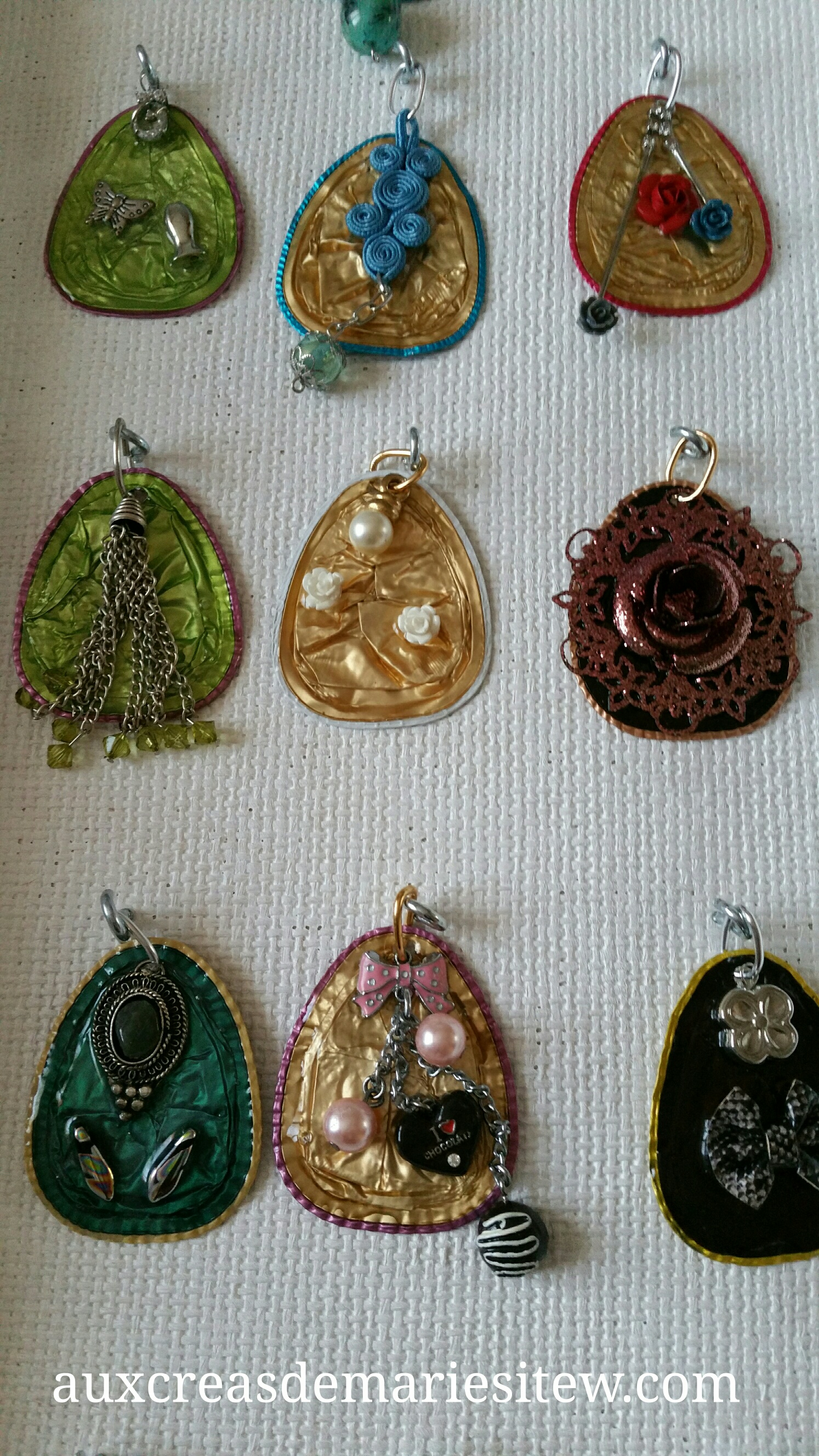 Bijoux capsules ovales
tous différents 12 euros