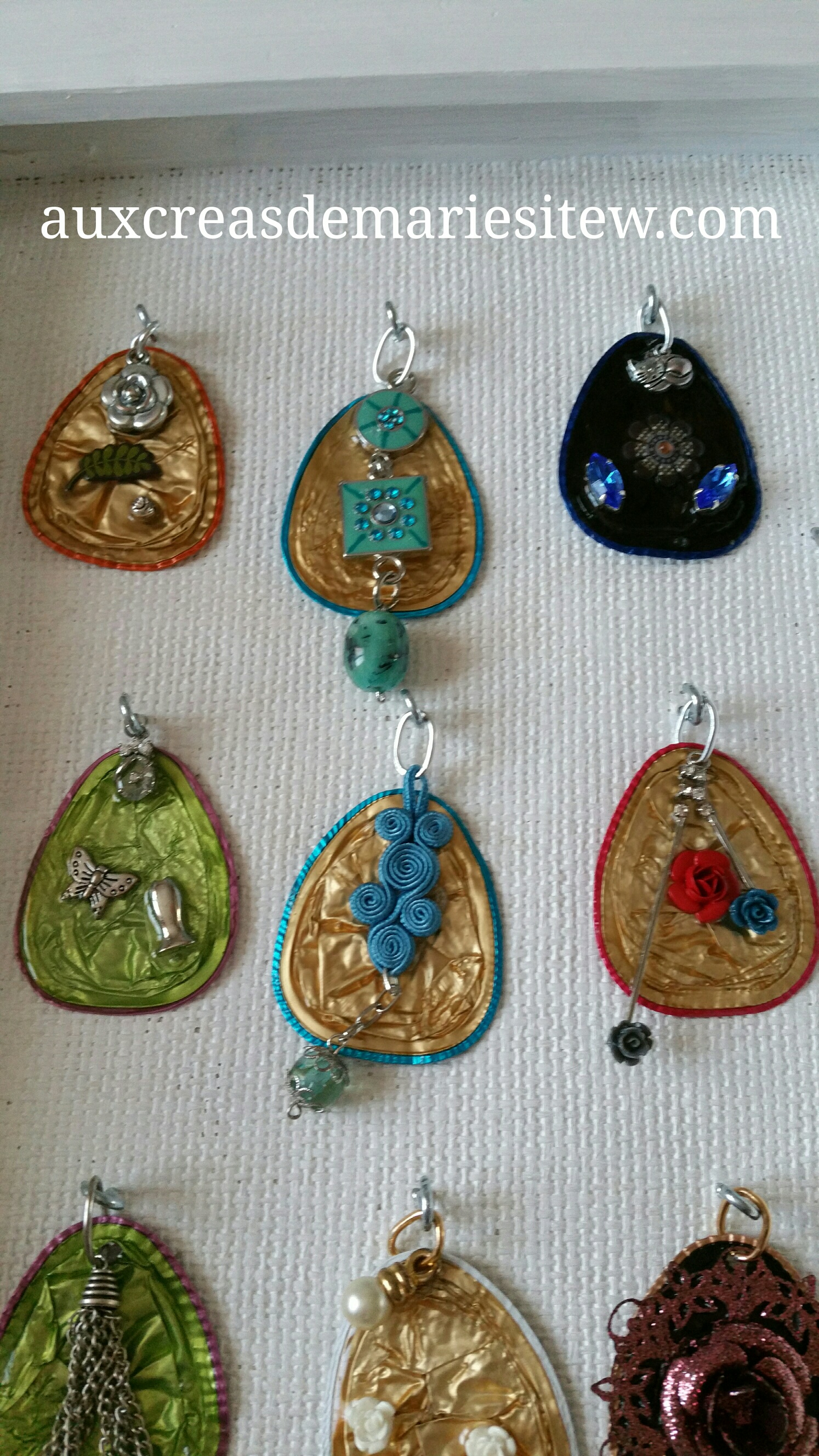 Bijoux capsules ovales
tous différents 12 euros 