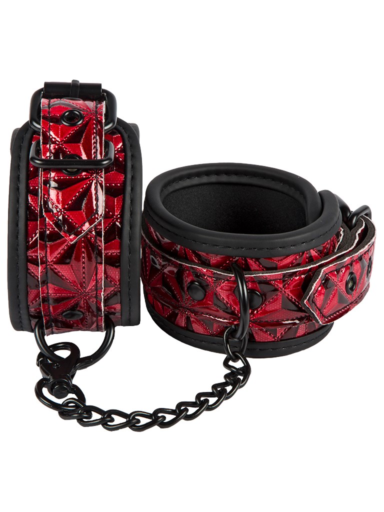 Cette paire de menotte entièrement doublé d’une matière PU, finitions en vinyle sera votre alliée pour vos jeux de bondage. Les matériaux sont de très bonne qualité afin d'assurer une longévité du produit. Elle s'adaptera parfaitement à votre morphologie. Le corps ainsi maintenu permettra de mettre vos courbes en valeur. Taille unique.
