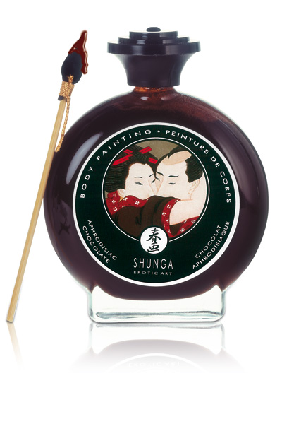Jouez de votre plume artistique avec cette peinture de corps comestible Shunga. Fait d'ingrédients de première qualité, la formule a un goût délicieux, ne tache pas, et laisse la peau soyeuse. Passez sous l’eau pour faire disparaître, ou mieux, donnez quelques coups de langue. Pinceau fourni. Parfum Chocolat ,chocolat blanc/vanille et vin pétillant/fraise