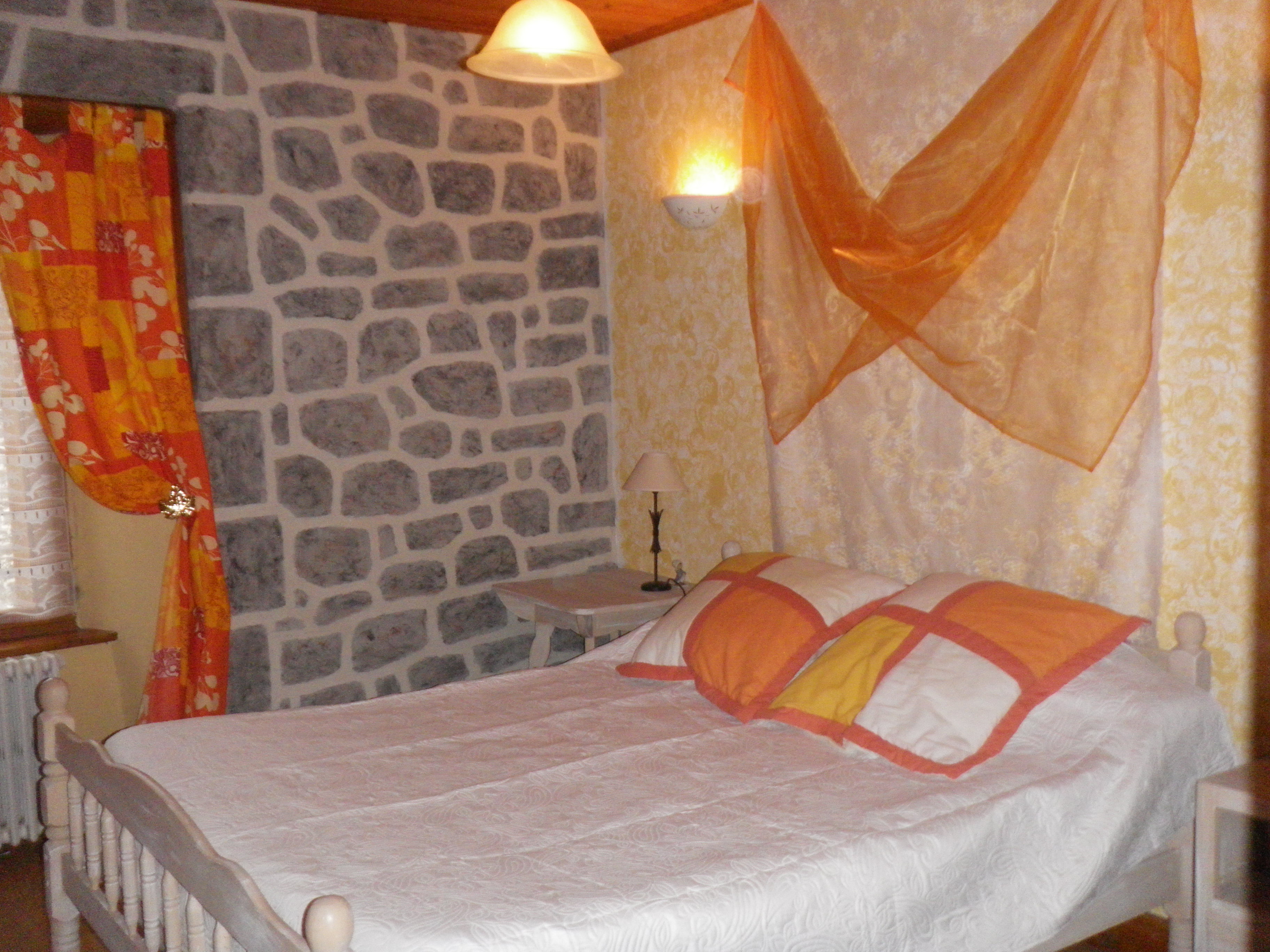 Petite suite 2eme étage :
chambre orange: 1 lit 160
