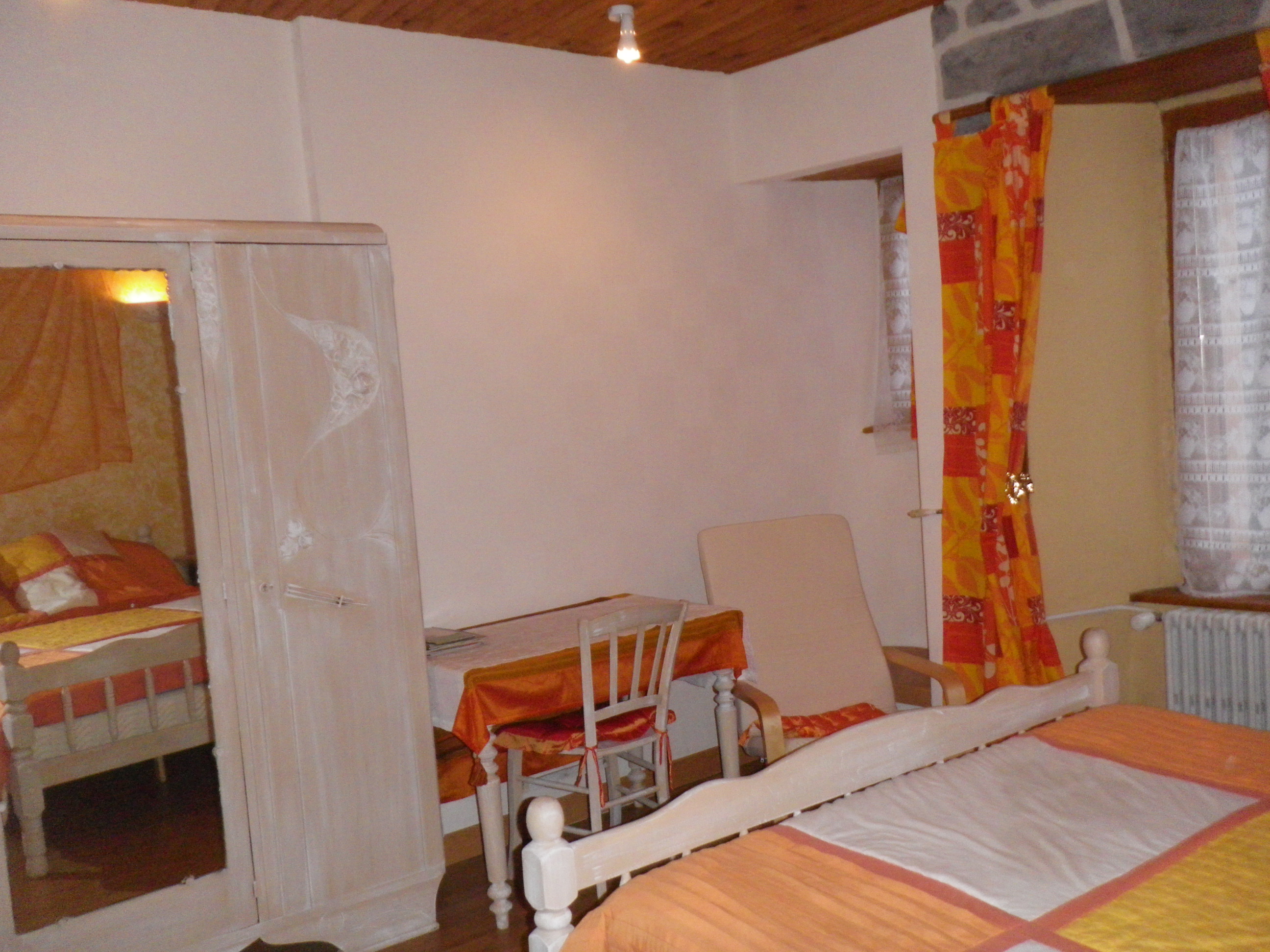 Petite suite 2eme étage :
chambre orange: 1 lit 160