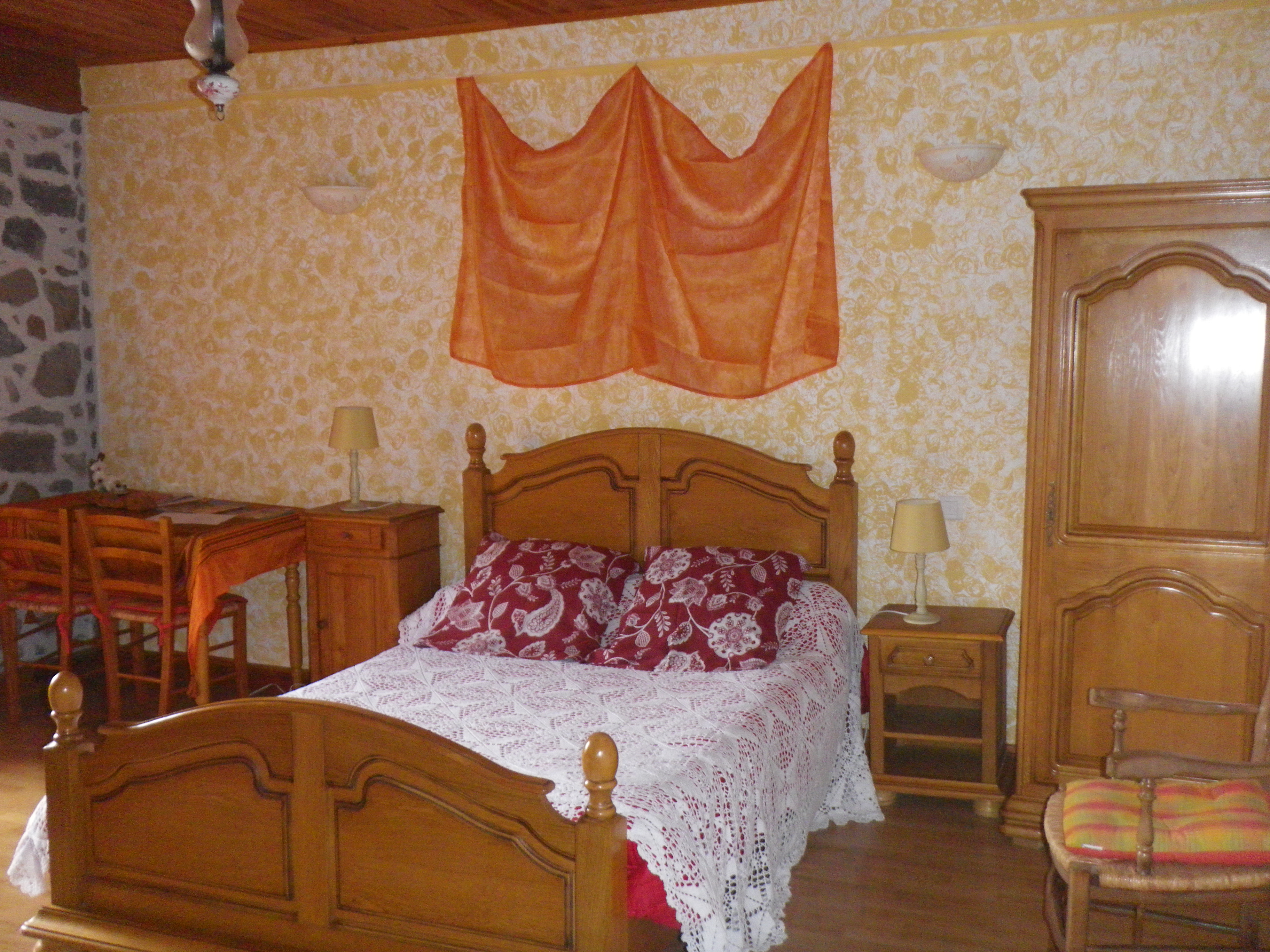 Grande suite au 2eme étage : chambre bordeaux
1 lit 160, 1 lit 90