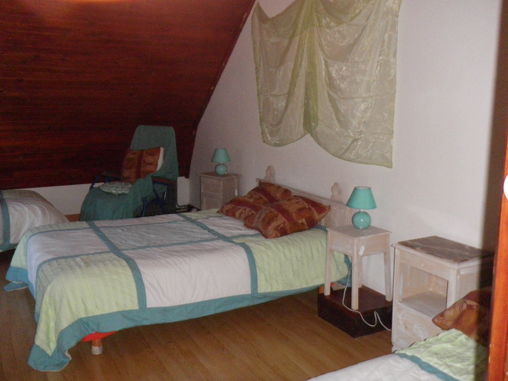 Chambre verte 3éme étage :
1 lit 140 2 lits 90