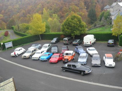 parking vue de la terrasse du gîte