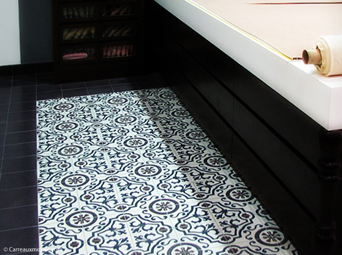 Poser des carreaux de ciment
