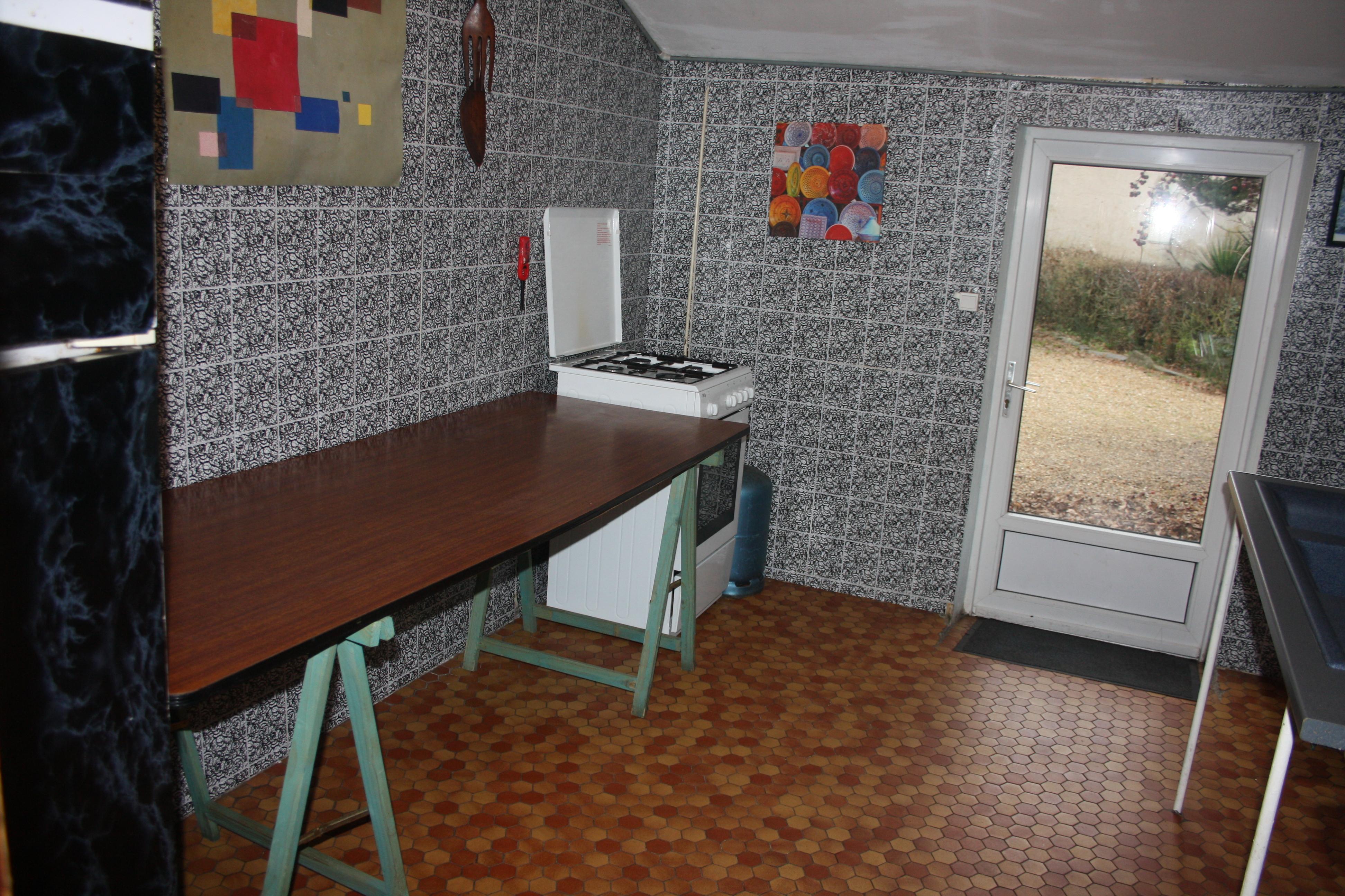 2 réfrigérateurs, 1 cuisinière à 4 feux,1 table de travail, 2 éviers 