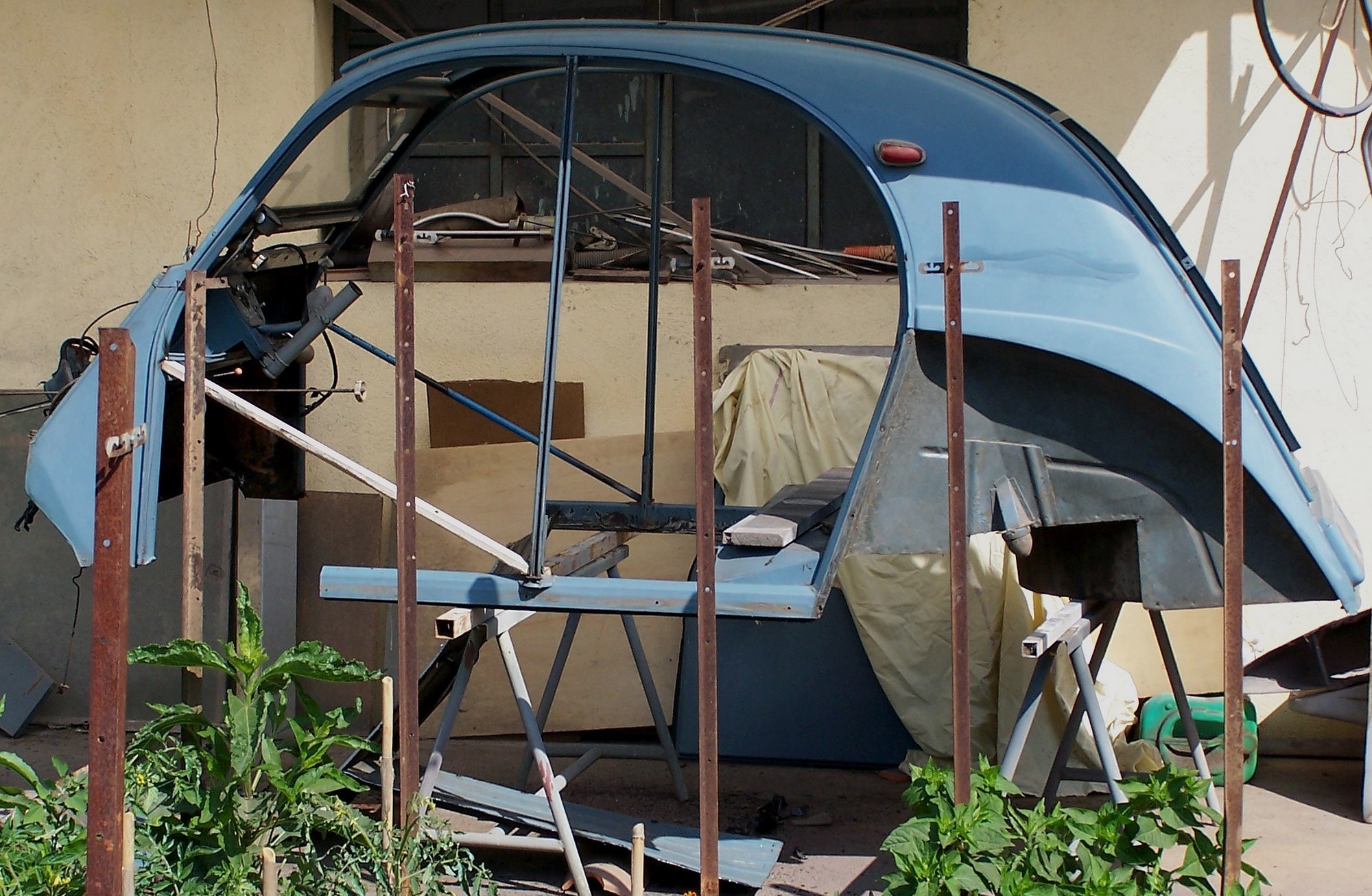 La caisse de ma 2CV AZL pendant sa réfection (remplacement des planchers, bas de caisse, charnière de capot..).
