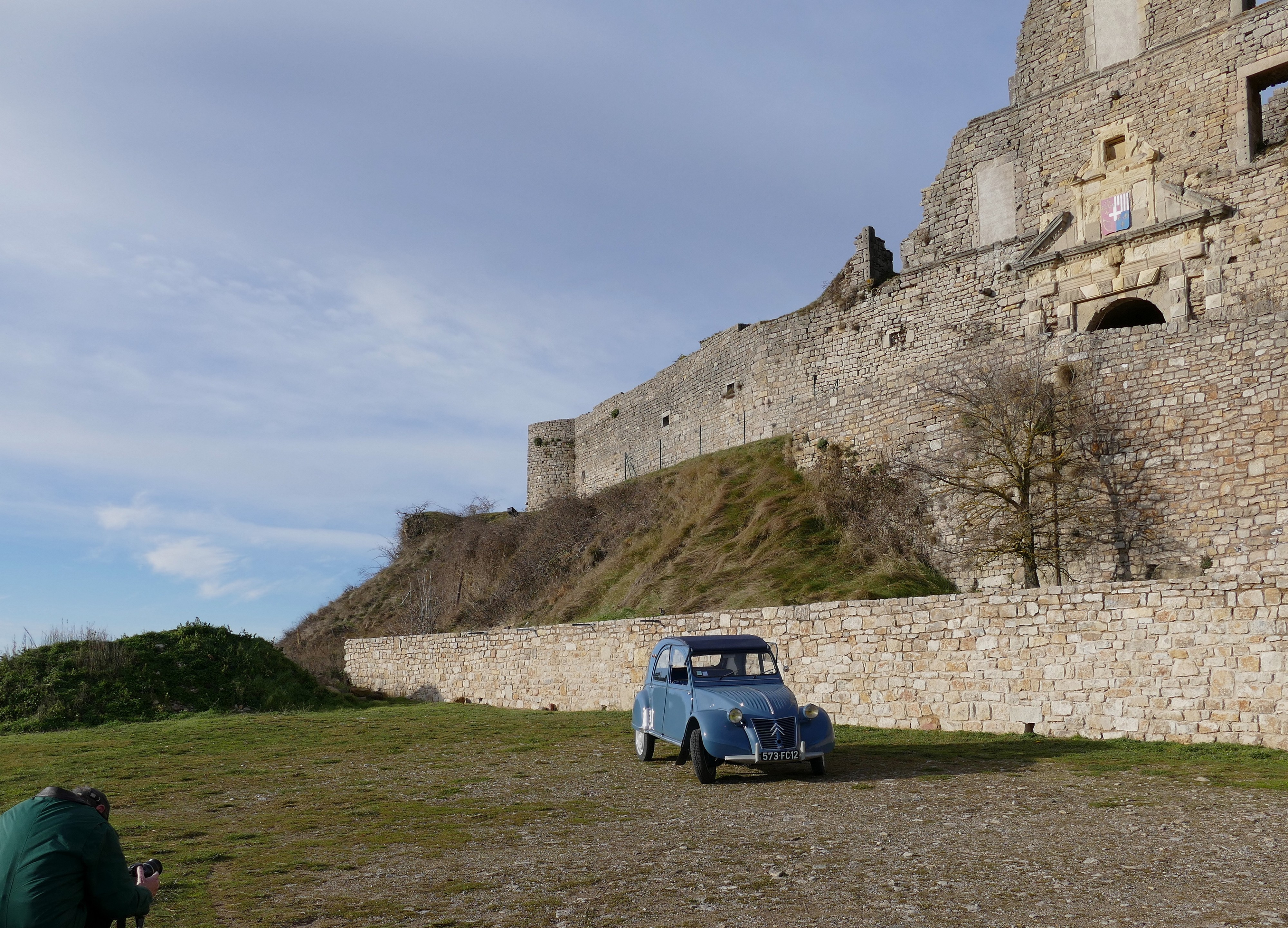 Ma 2CV AZL de 1959 devant le Château de Sévérac-Le-Château - Aveyron. Sévérac d'Aveyron.