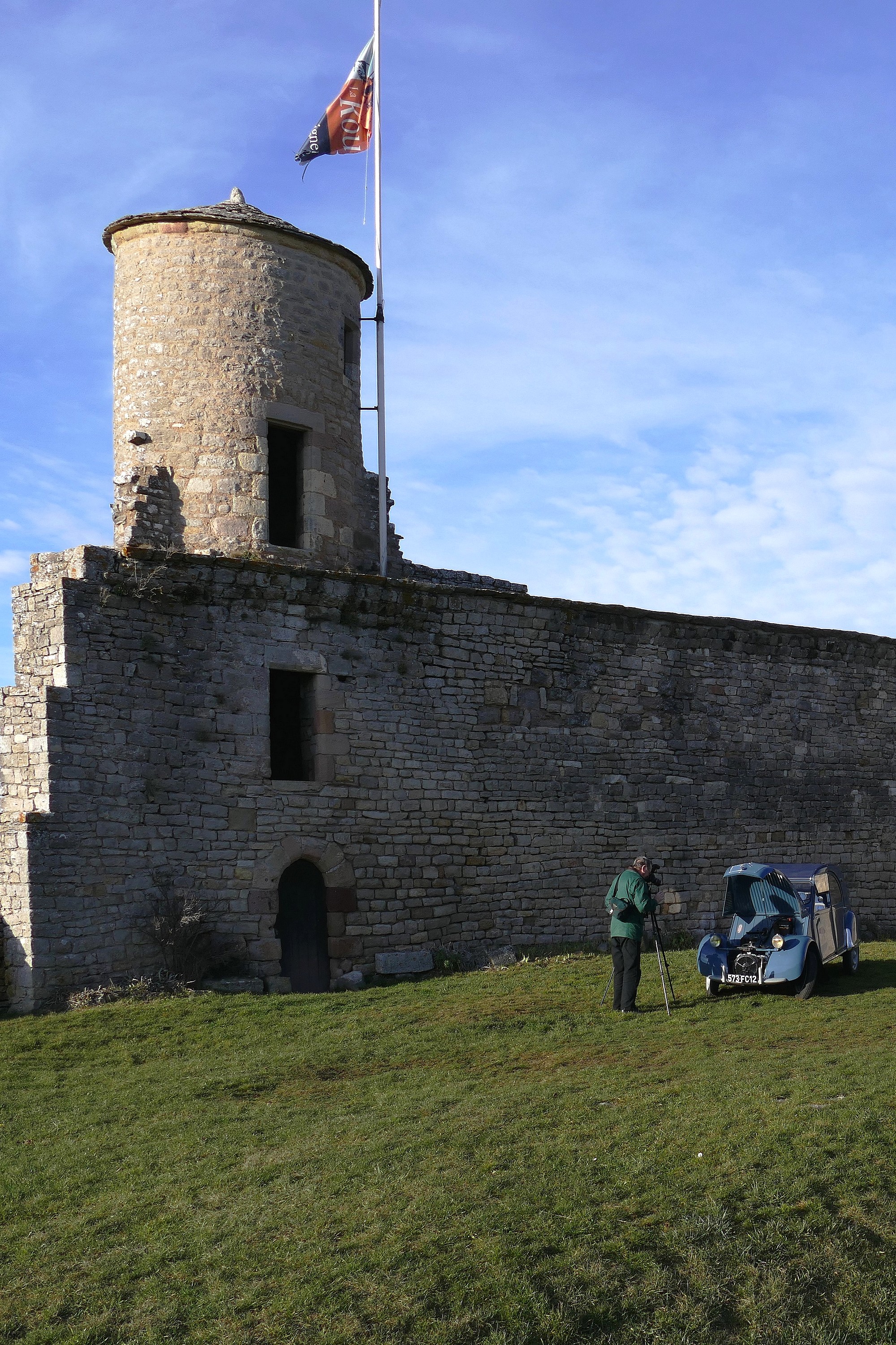 Ma 2CV AZL dans la cour du Château de Sévérac-Le-Château pose pour le photographe.