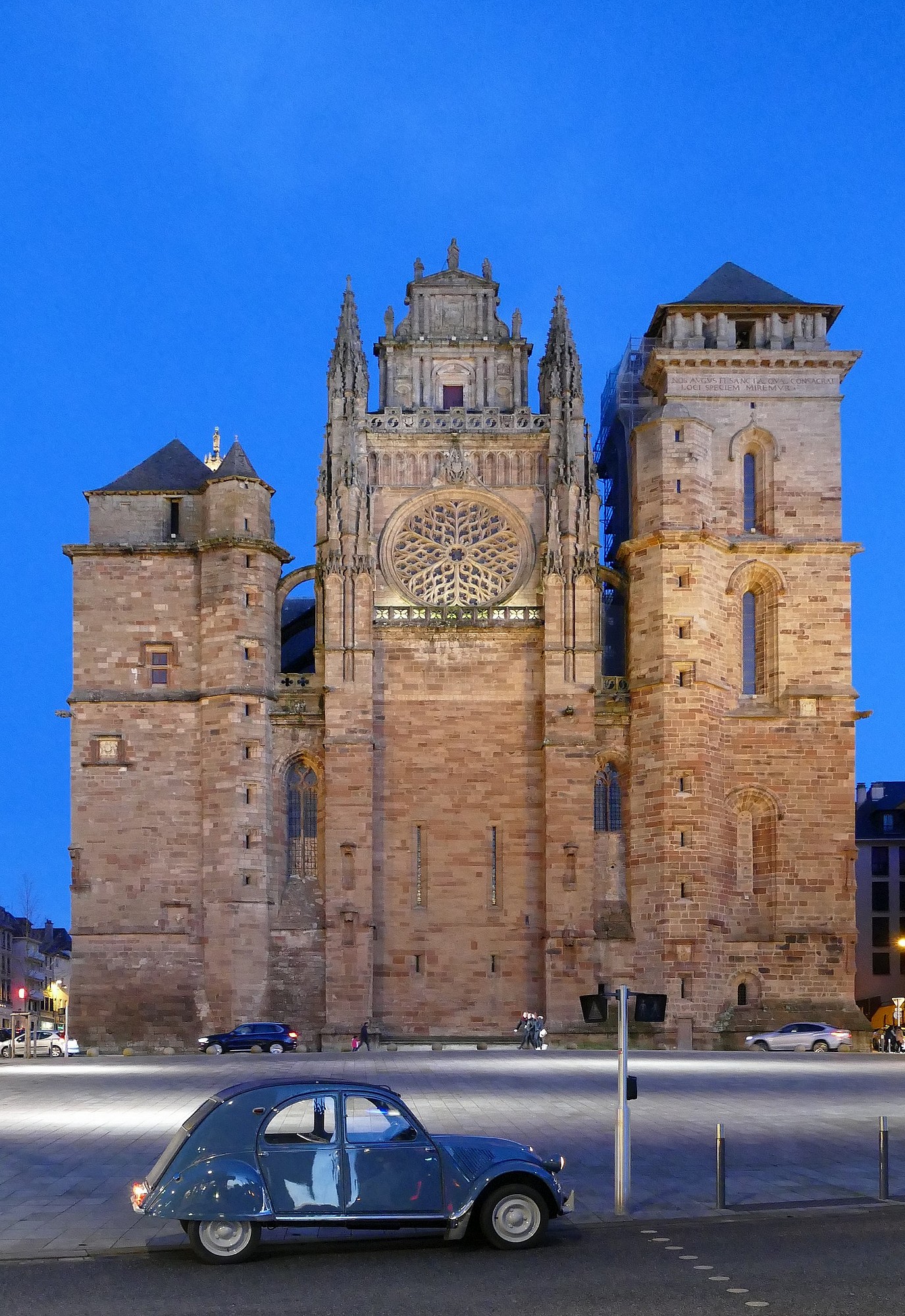 Ma 2CV AZL devant la cathédrale Notre-Dame de Rodez - Aveyron.