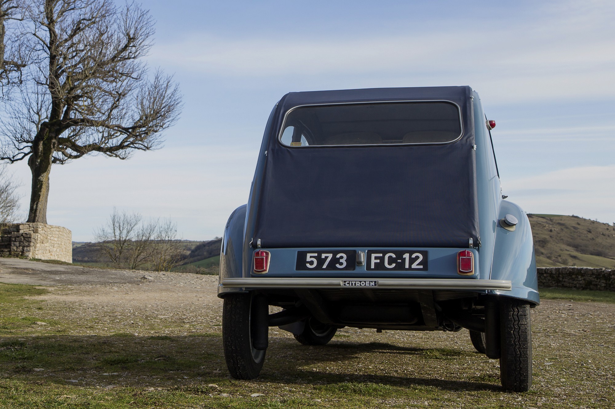 La 2CV AZL admire le paysage des Grands Causses en Aveyron. Janvier 2016