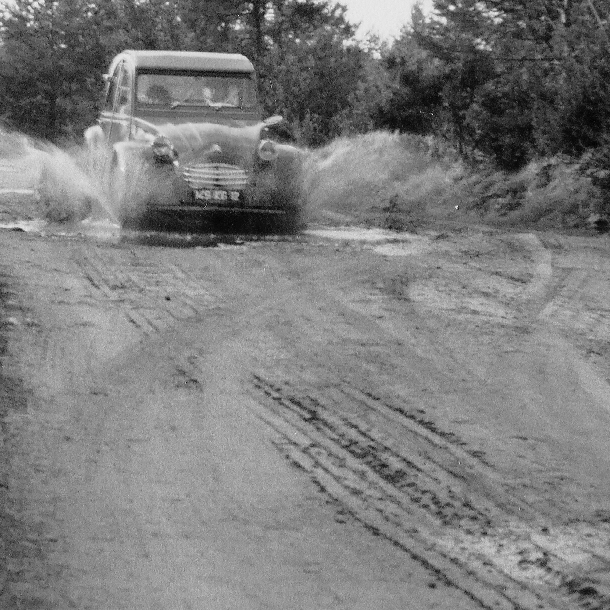 Ma première 2cv en 1982 est une 2cv "type aza". Un modèle de 1963 toujours équipée de "portes suicides".