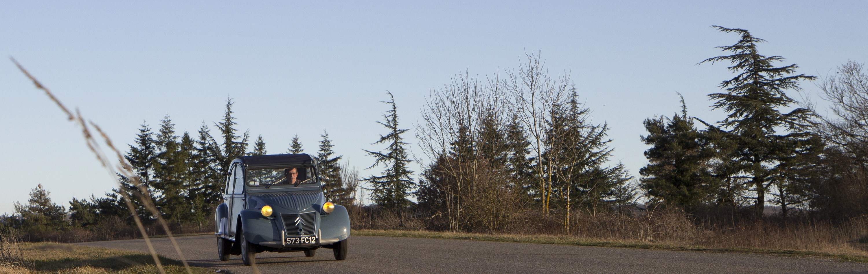 En route pour l'aventure sur les routes aveyronnaises en 2CV AZL de 1959.