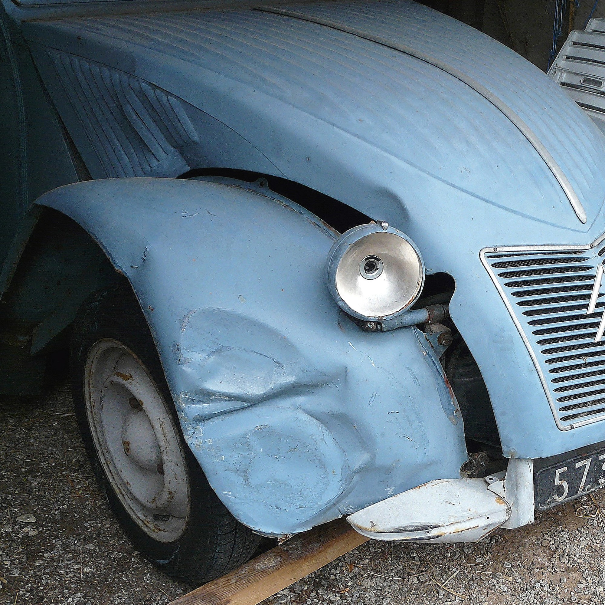 En 2014, peu de temps avant sa restauration programmée, le frein à main de ma 2CV a lâché conduisant mon AZL au repos forcé.
Heureusement son châssis n'a pas été endommagé lors de ce choc. Ouf ! - Mais le travail de restauration sera encore plus long...