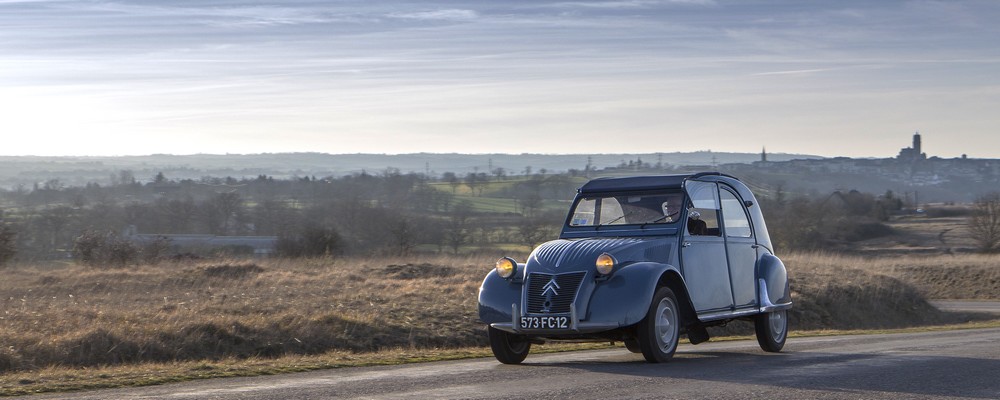 2cv azl bleu glacier 1959 : en 1959 les phares sont équipés de cerclages peints en Beu Glacier AC606 et les lampes en 6 volts sont jaunes.