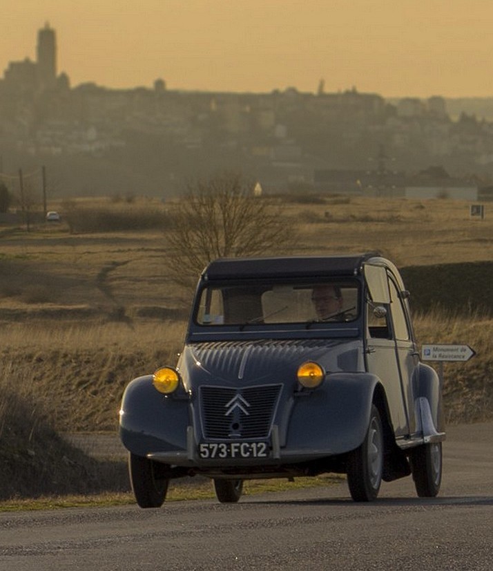 La cathédrale de Rodez et la 2cv azl.
