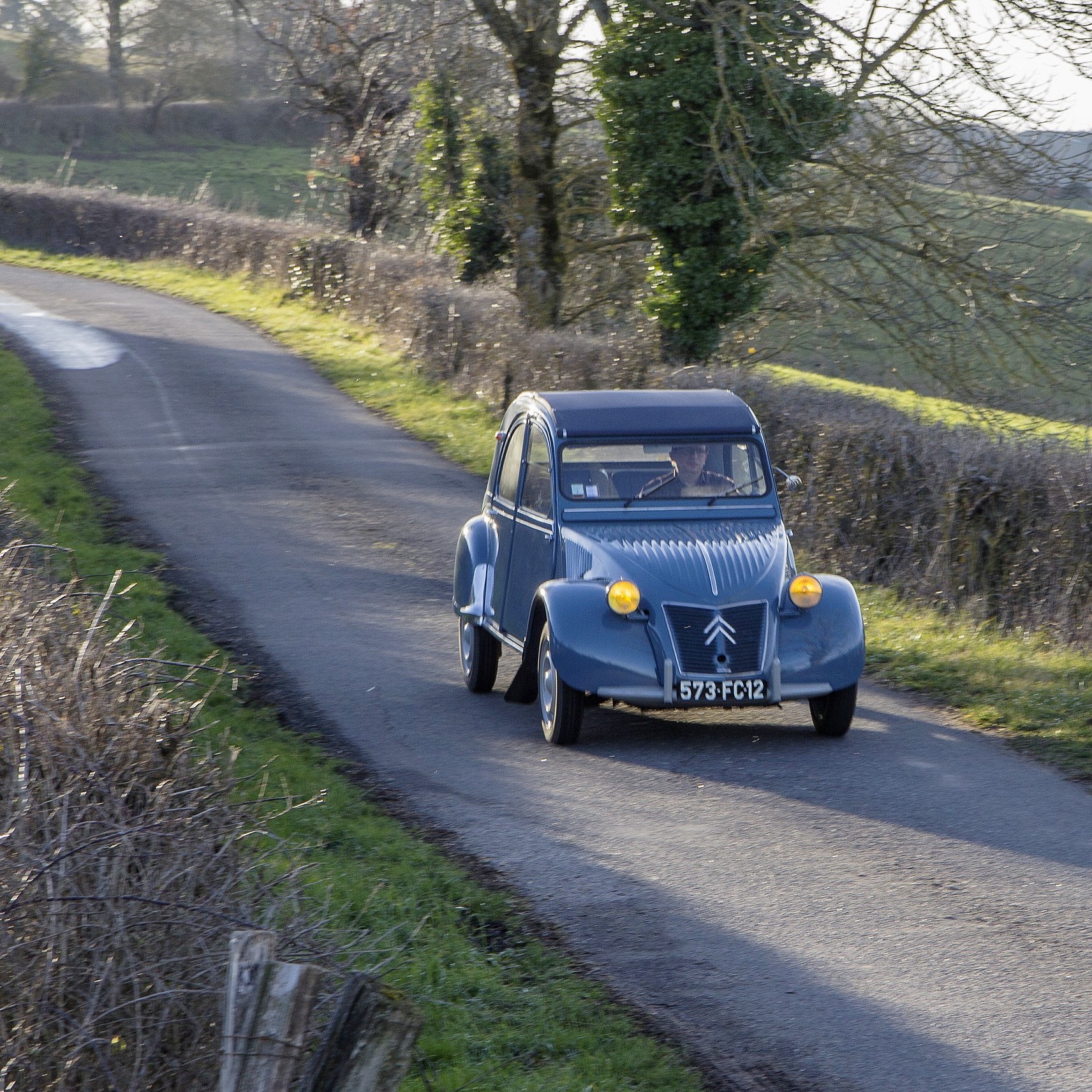 Les petites routes de campagne sont un régal pour les balades en 2CV.