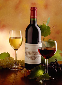 Bouteille et verres de vin blanc et rouge zBO230