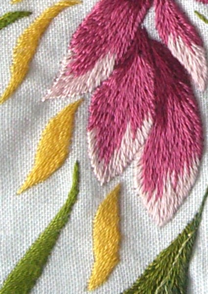 Détails passé plat (feuilles jaunes) et passé empiètant (fleurs roses)