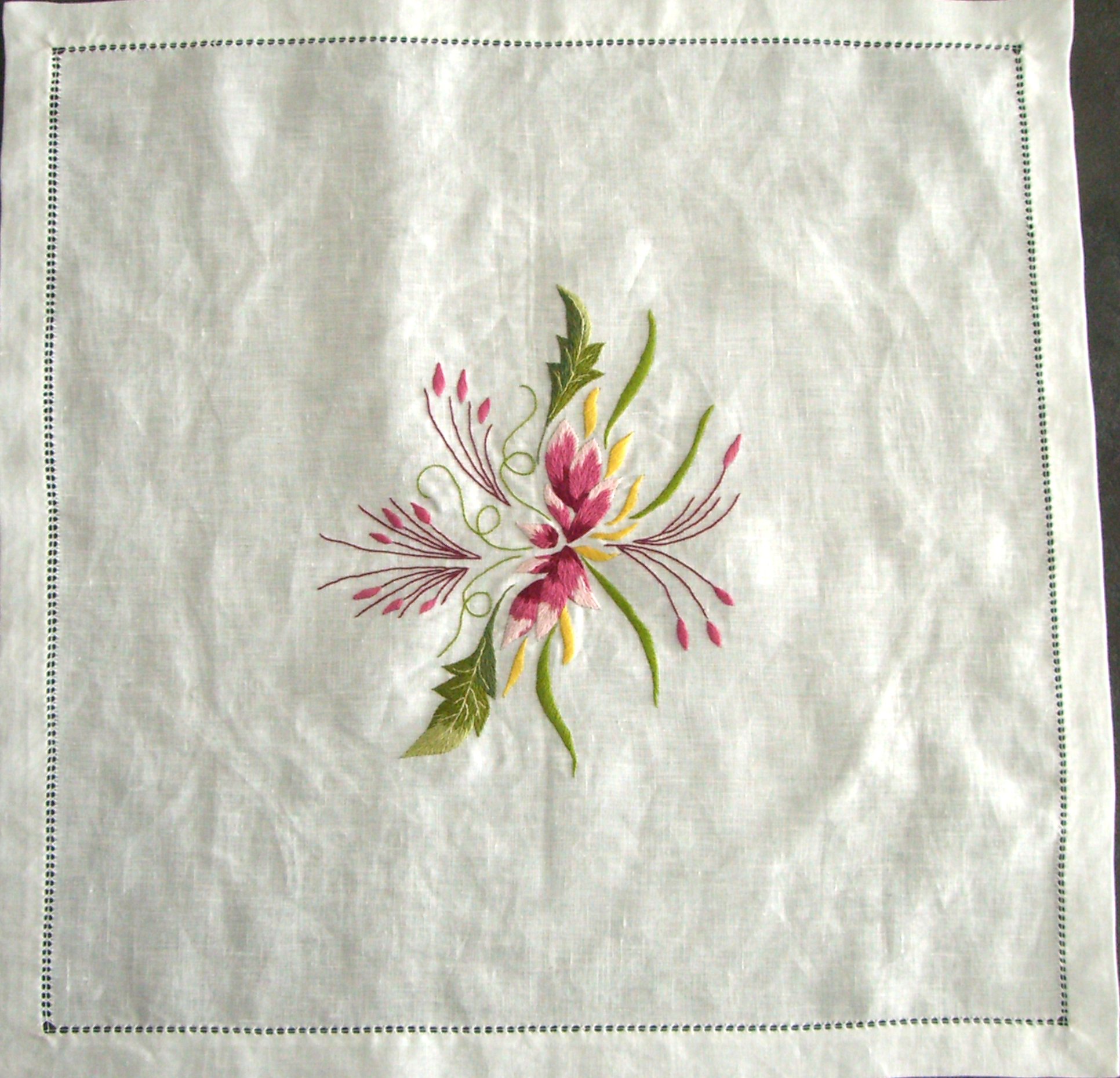 Napperon brodé : Vue d'ensemble avec cadre en jours fantaisie. 