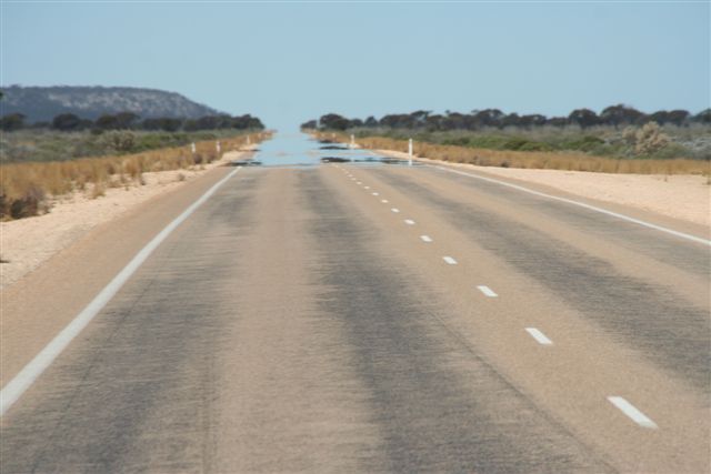 Un exemple de mirage chaud en Australie

source image : http://claude.ruschena.free.fr/australia_2009/8-Claude_et_sergio_ruschena_%20tour_australie_03-07_novembre_2009.htm