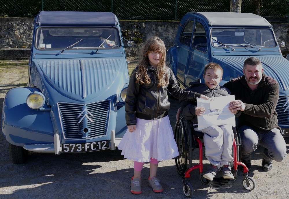 Tom, sa sœur et son papa à Sainte-Radegonde devant leur 2cv azlp et ma 2cv azl bleu glacier.