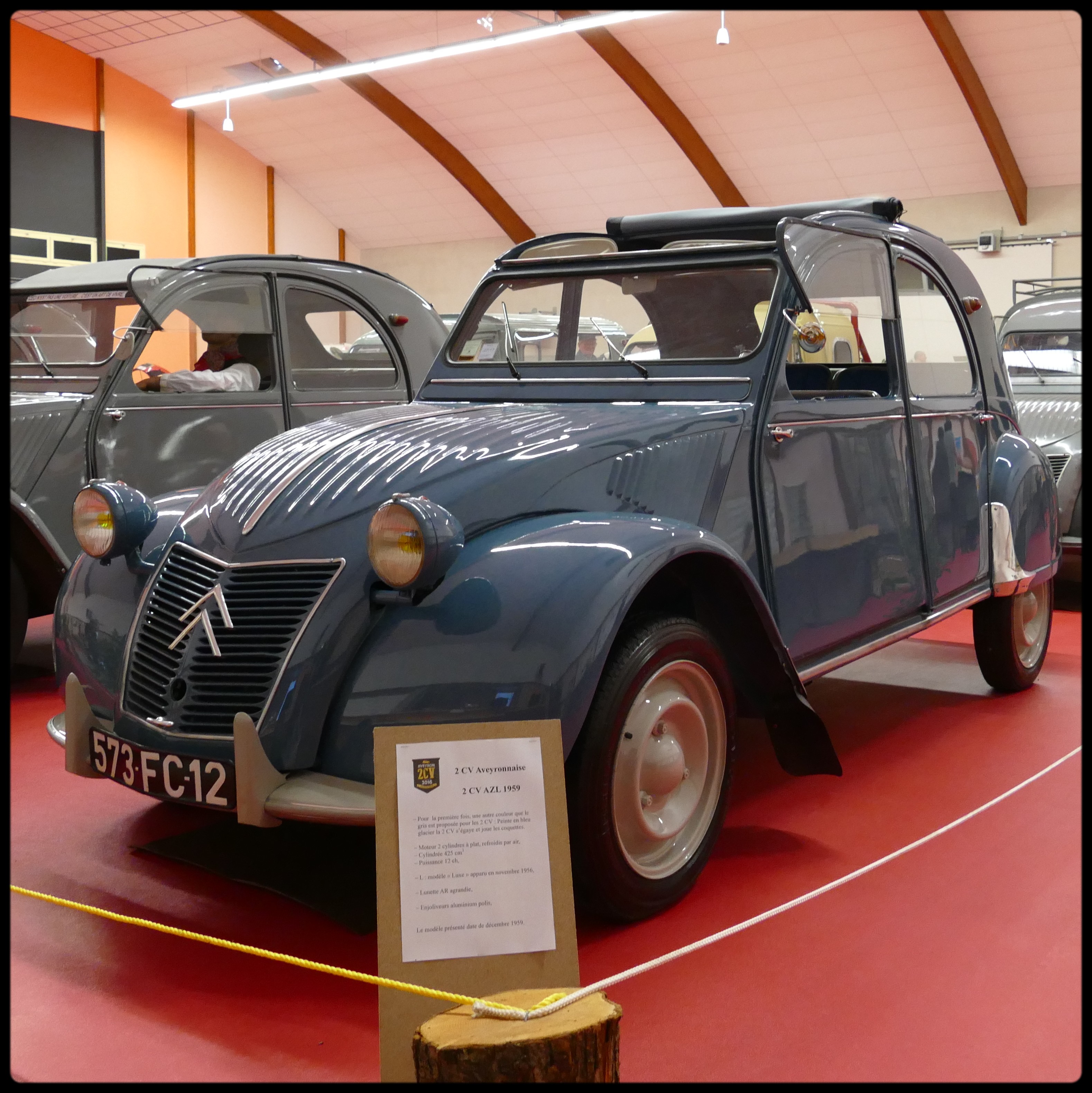 2CV AZL Bleu glacier, première 2cv en couleur, présentée au Musée de Sévérac d'Aveyron -  Aveyron 2CV 2016.
