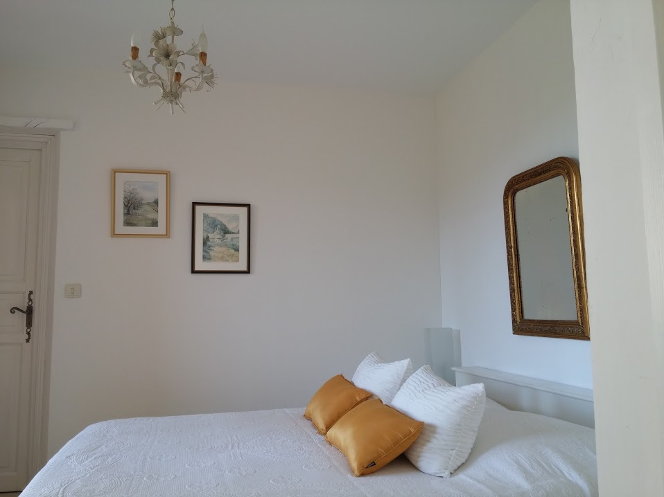 Chambre jaune coussins